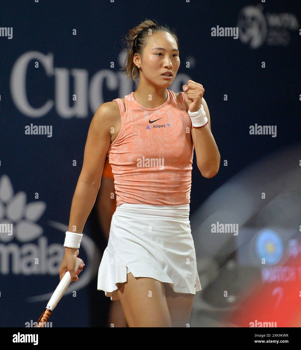 Palermo, Italien. Juli 2024. Zheng Qinwen feiert das Torspiel zwischen Zheng Qinwen aus China und Karolina Muchova aus Tschechien bei den 35. Palermo Ladies Open in Palermo, Italien, am 21. Juli 2024. Quelle: Alberto Lingria/Xinhua/Alamy Live News Stockfoto