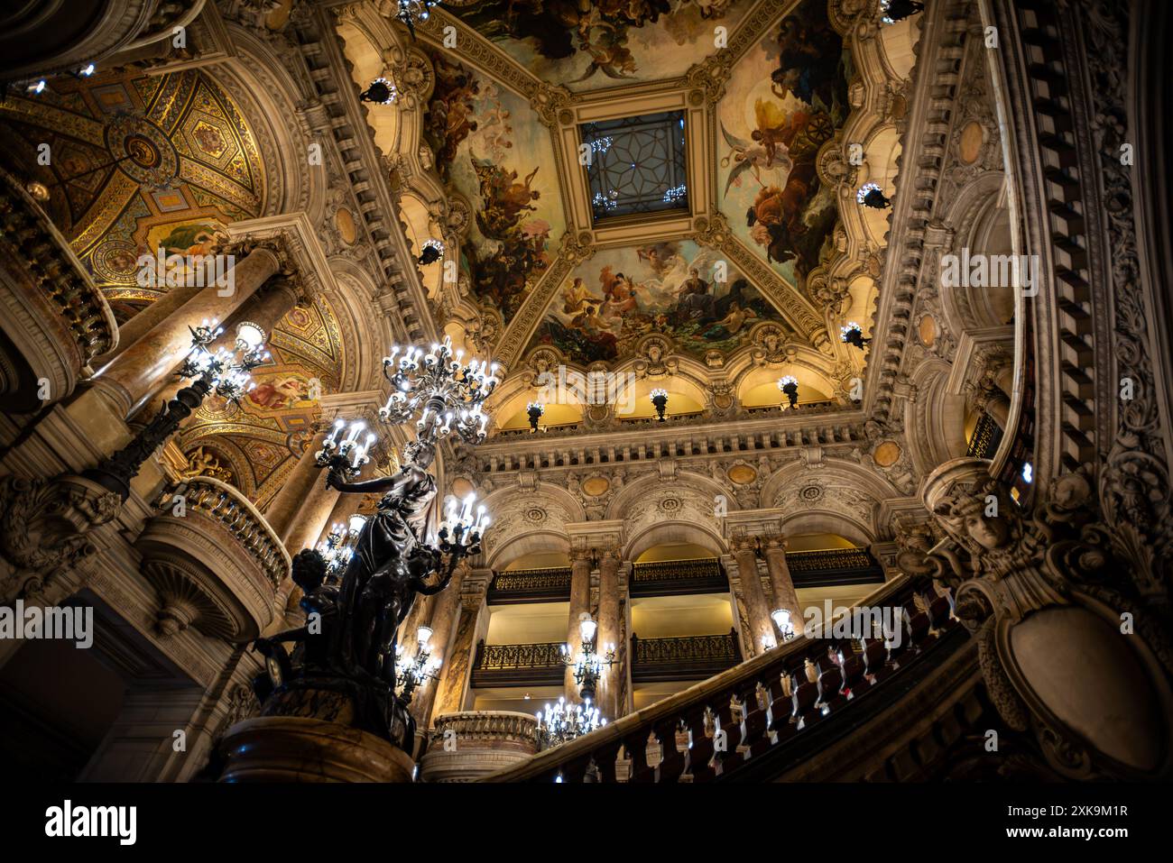 Die majestätische große Treppenhalle in Opéra Garnier - Paris, Frankreich Stockfoto
