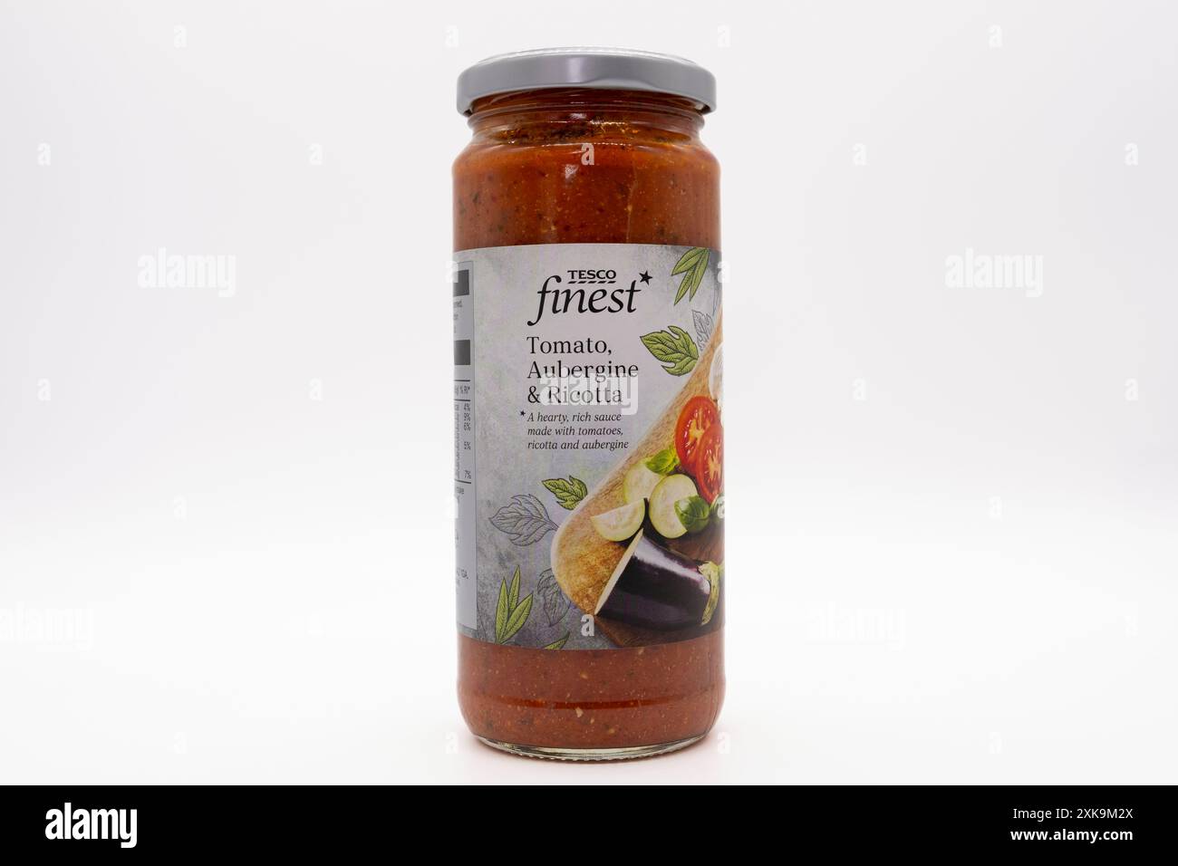 Irvine, Schottland, Großbritannien - 17. Juni 2024: Flasche Tomaten- und Mascarponesauce von Tesco in recycelbarem Glas mit grafischen Symbolen und Stockfoto
