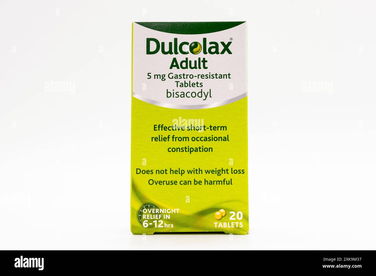 Irvine, Schottland, Vereinigtes Königreich - 17. Juni 2024: Bisacodyl-Tabletten mit Dulcolax-Marke von Sanofi (Vereinigtes Königreich) in einer internen Blisterpackung und in Braille-fähiger Faltschachtel d Stockfoto