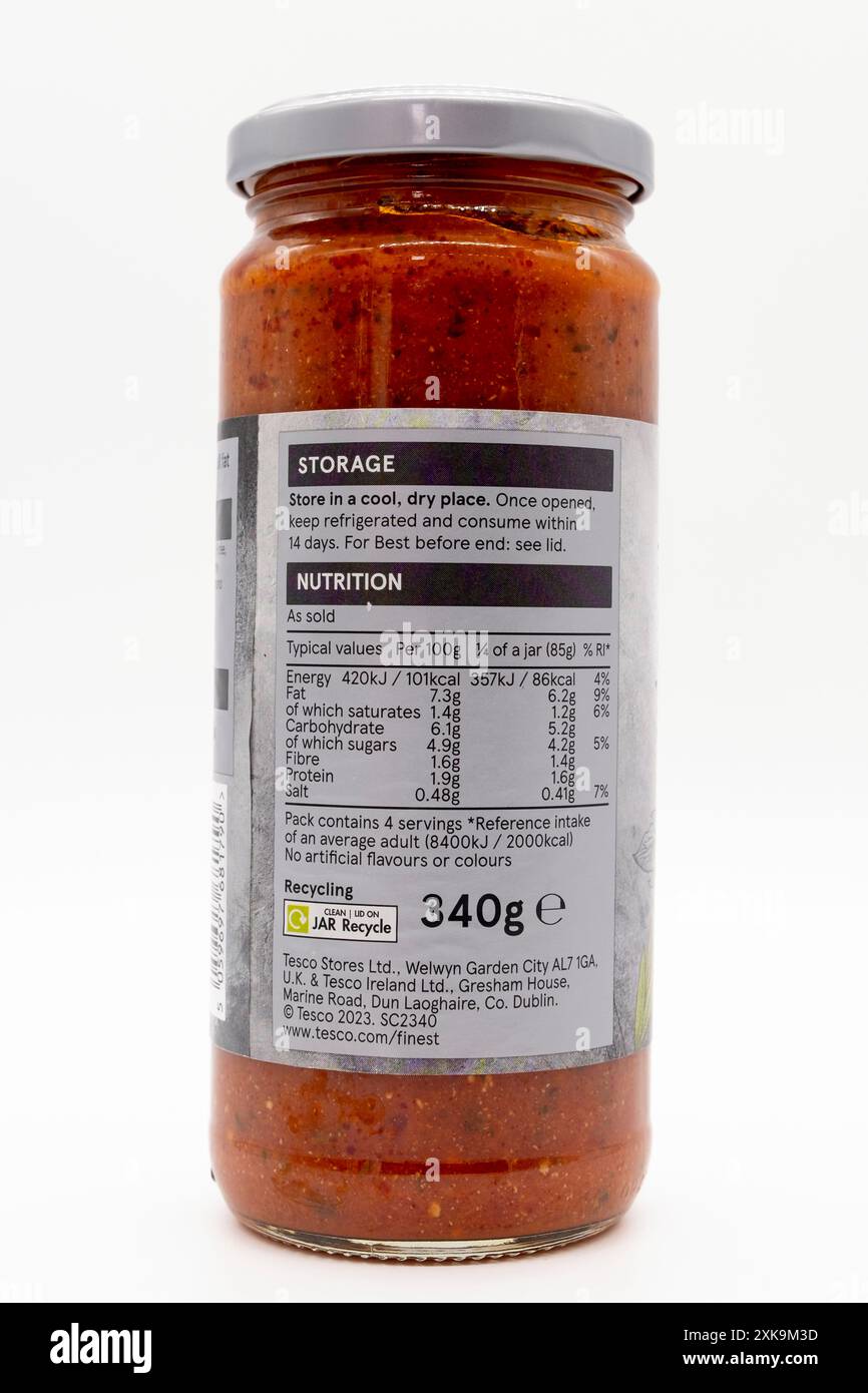 Irvine, Schottland, Großbritannien - 17. Juni 2024: Flasche Tomaten- und Mascarponesauce von Tesco in recycelbarem Glas mit grafischen Symbolen und Stockfoto