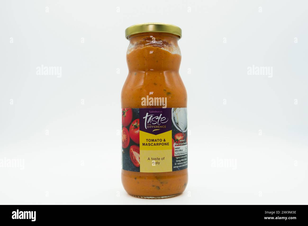 Irvine, Schottland, Vereinigtes Königreich – 17. Juni 2024: Sainsbury’s Brand Taste the Difference Tomaten- und Mascarponesauce in einem Glas mit grafischen Symbolen und Stockfoto