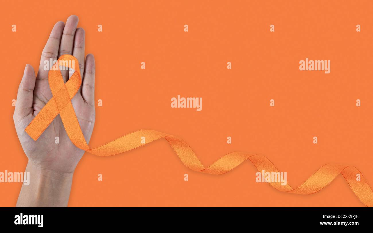 Monat der Bewusstseinsbildung im Februar Hand hält Orange Band für Leukämie, Nierenkrebs Tag, Welt Multiple Sklerose, CRPS, Self Injury Awareness Monat. Hea Stockfoto