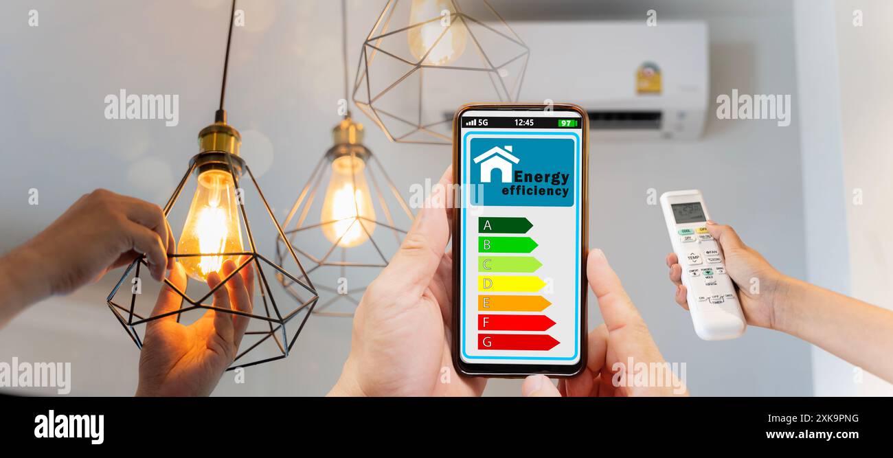 Man wechselt eine neue elektrische Glühlampe, eine offene Klimaanlage um 25 Grad macht ein Zuhause energieeffizienter. Haushaltsgerät energieeffizient. Haushaltsgeräte Stockfoto