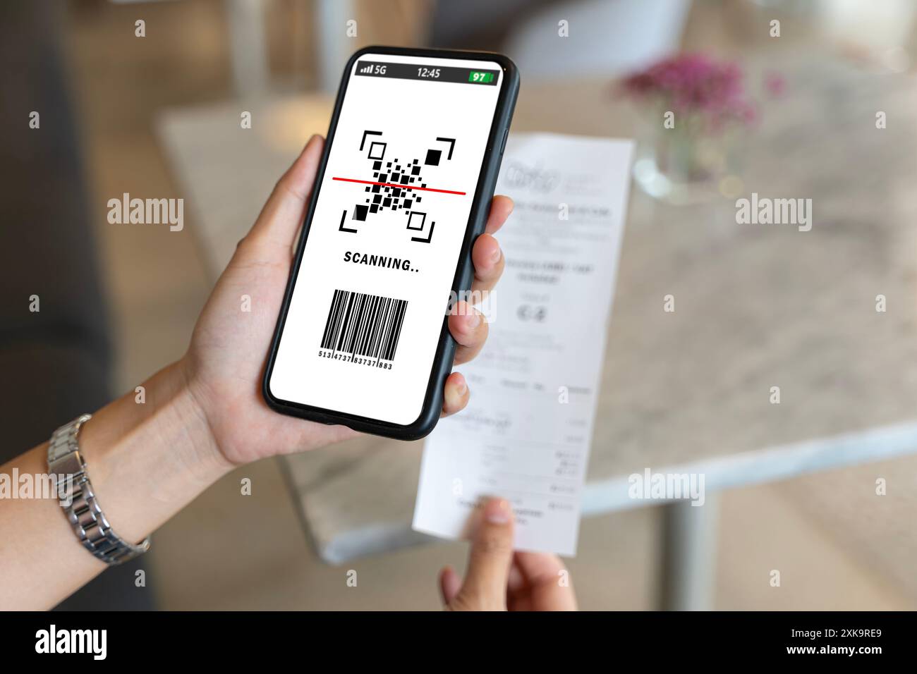 Asiatische Frau, die Stromrechnung bezahlt, Hand hält Smartphone, scannt Code auf Papier, scannt den qr-Code. Scannen Sie, um Rabatte zu erhalten. Ich benutze ein Telefon, um zu transferieren Stockfoto