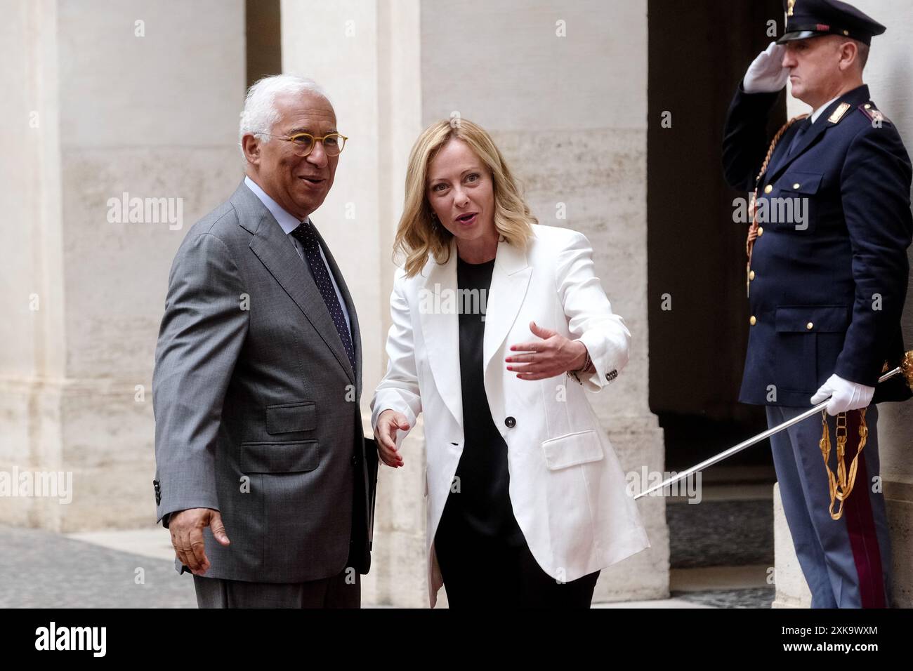 Roma, Italien. Juli 2024. IL Presidente del Consiglio Giorgia Meloni incontra il Presidente del Consiglio europeo, António Lu&#xed;s Santos da Costa a Palazzo Chigi, sede del Governo italiano A Roma, Luned&#xec; 22. Juli 2024 (Foto Mauro Scrobogna/LaPresse) Premierministerin Giorgia Meloni trifft am Montag, 22. Juli im Palazzo Chigi, Sitz der italienischen Regierung, den Präsidenten des Europäischen Rates, António Lu&#xed;s Santos da Costa, am 22. Juli 2024 (Foto: Mauro Scrobogna/LaPresse) Credit: LaPresse/Alamy Live News Stockfoto