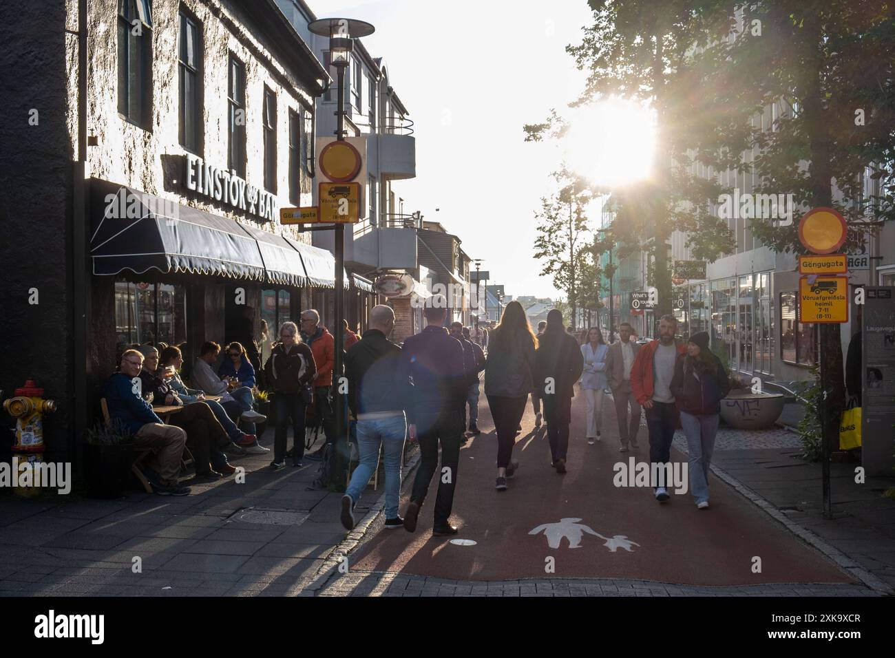 Einwohner und Touristen genießen einen sonnigen Abend auf der beliebten Einkaufsstraße Laugavegur in Reykjavik. / Einwohner und Touristen genießen einen sonnigen Abend auf der beliebten Einkaufsstraße Laugavegur in Reykjavik. Reykjavik *** Einwohner und Touristen genießen einen sonnigen Abend auf der beliebten Einkaufsstraße Laugavegur in Reykjavik Einwohner und Touristen genießen einen sonnigen Abend auf der beliebten Einkaufsstraße Laugavegur in Reykjavik Reykjavik snph2024062810998.jpg Stockfoto