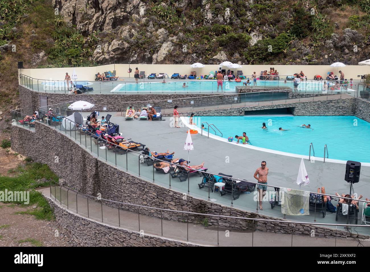SAO JORGE, PORUGAL - 21. AUGUST 2021: Unbekannte Menschen entspannen sich im Calhau de Sao Jorge Resort-Komplex. Stockfoto
