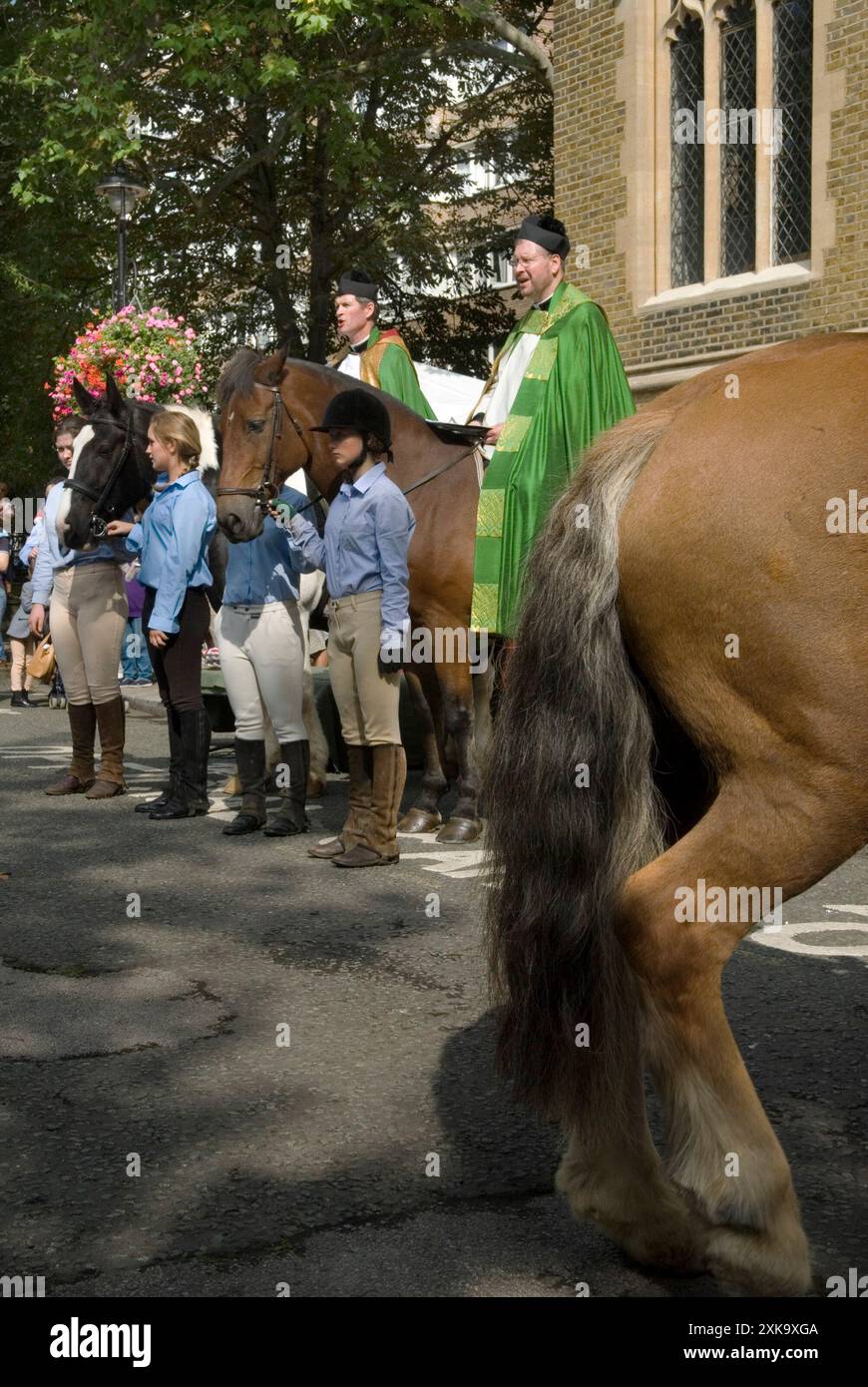 Reiter Sonntag, London. Der Vikar der St. John's Church Hyde Park, - Pastor Stephen Mason erscheint vor seiner Gemeinde auf einem Pferd in der etablierten St. John's Tradition, bekannt als Reiter Sonntag. Die Pferde versammeln sich auf dem Vorplatz der Kirche zum Segen, gefolgt von einer Fahrt vorbei und einer Präsentation von Rosetten. Mädchen aus dem Pferdestall und den Mitgliedern des London Pony Club. England 2006 2000er Jahre UK HOMER SYKES Stockfoto