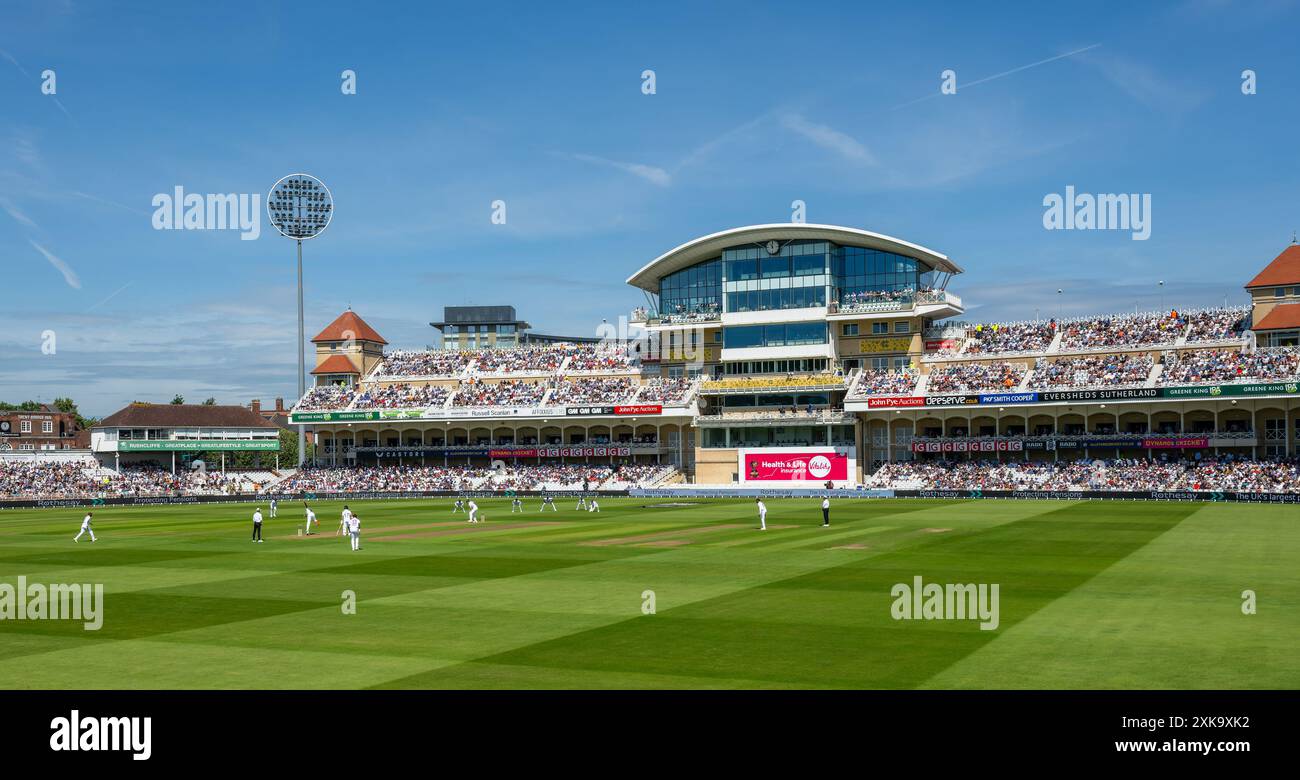 Die Eröffnung am ersten Tag des 2. Testspiels zwischen England und West Indies an der Trent Bridge. Zak Crawley und Ben Duckett schlagen für England. Stockfoto