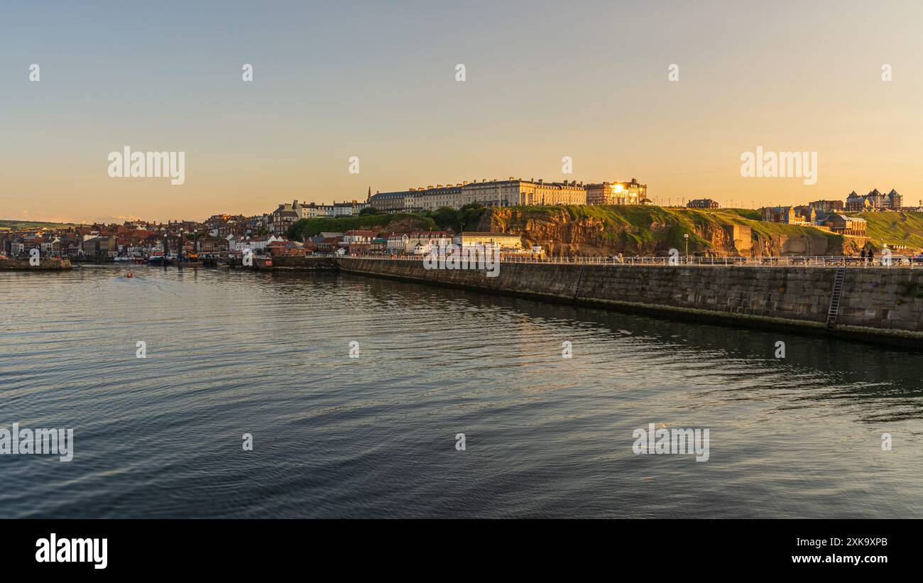 Whitby, North Yorkshire, England, Großbritannien - 21. Juni 2023: Golden Hour Over the Houses on the West Cliff and Pier Rd Stockfoto