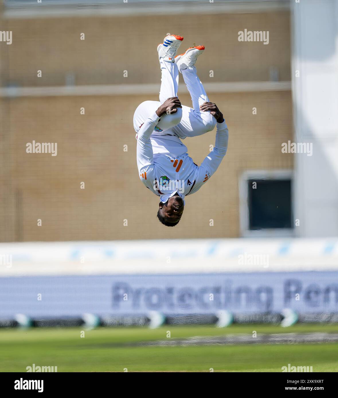 Kevin Sinclair Bowling für West Indies feiert mit einem Back-Flip den Wicket von Harry Brook am ersten Tag des 2. Testspiels zwischen England und We Stockfoto