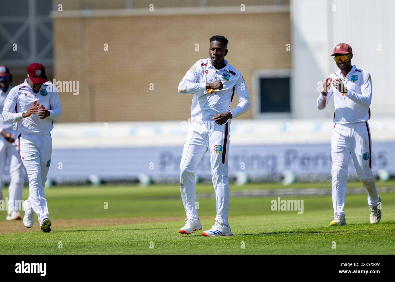 Kevin Sinclair Bowling für West Indies feiert den Wicket von Harry Brook am ersten Tag des 2. Test Matches zwischen England und West Indies. Stockfoto
