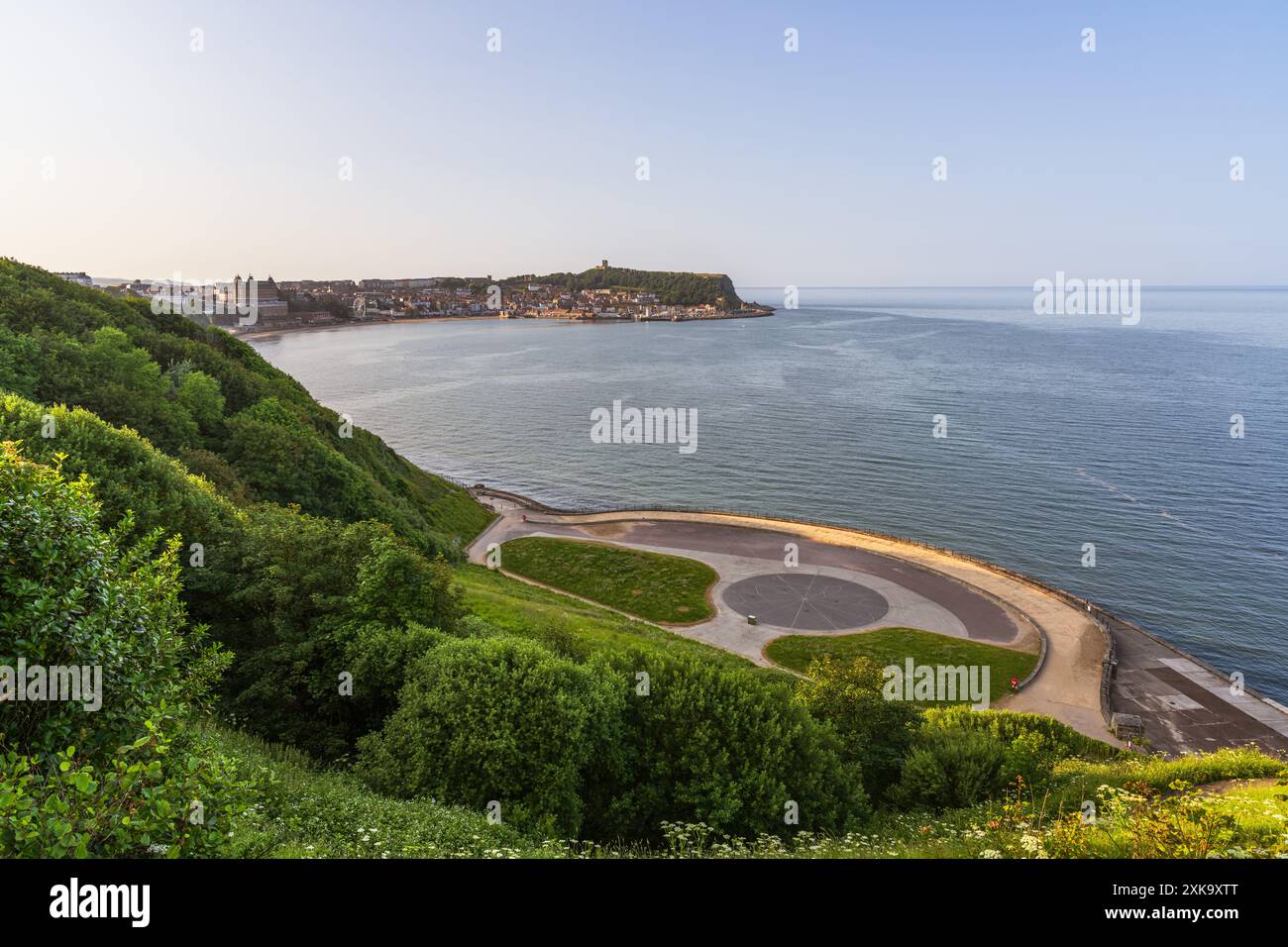 Scarborough, North Yorkshire, England, Großbritannien - 22. Juni 2023: Blick von der South Cliff in Richtung Altstadt und South Bay Beach Stockfoto