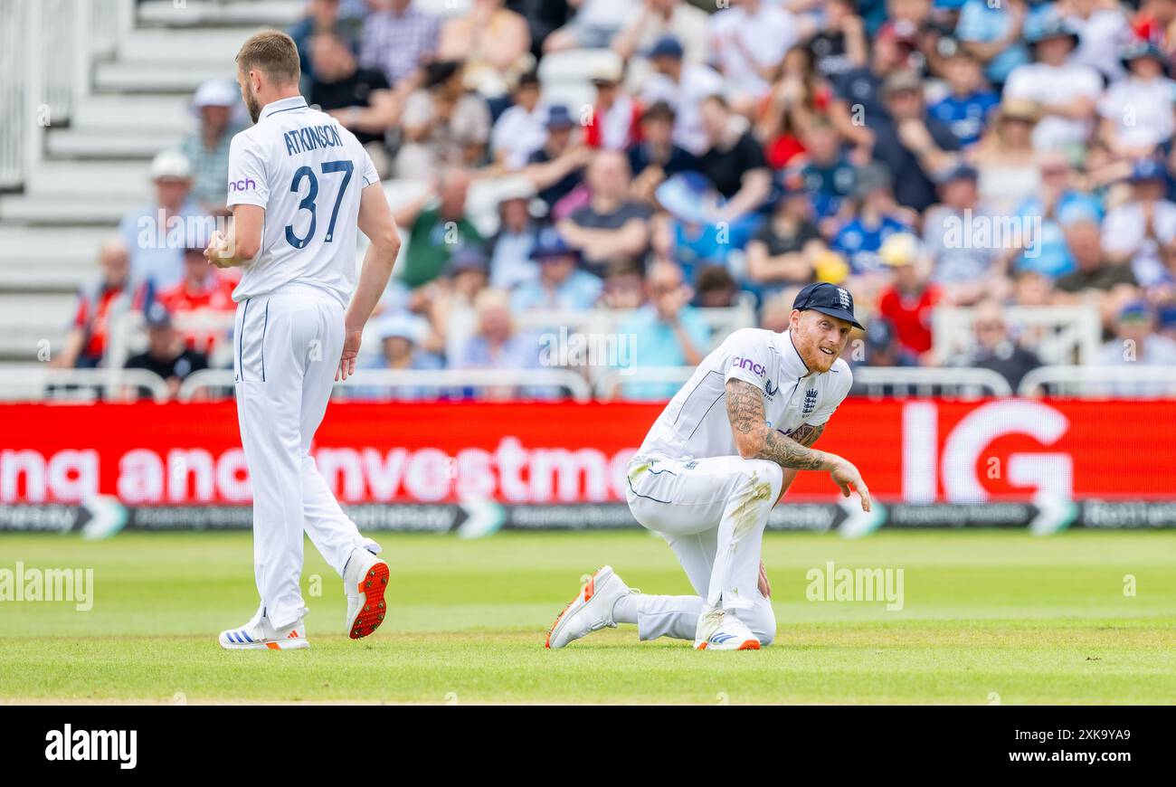 Englands Ben Stokes verpasst die Verbeugung von Gus Atkinson am dritten Tag des 2. Testspiels zwischen England und West Indies. Stockfoto