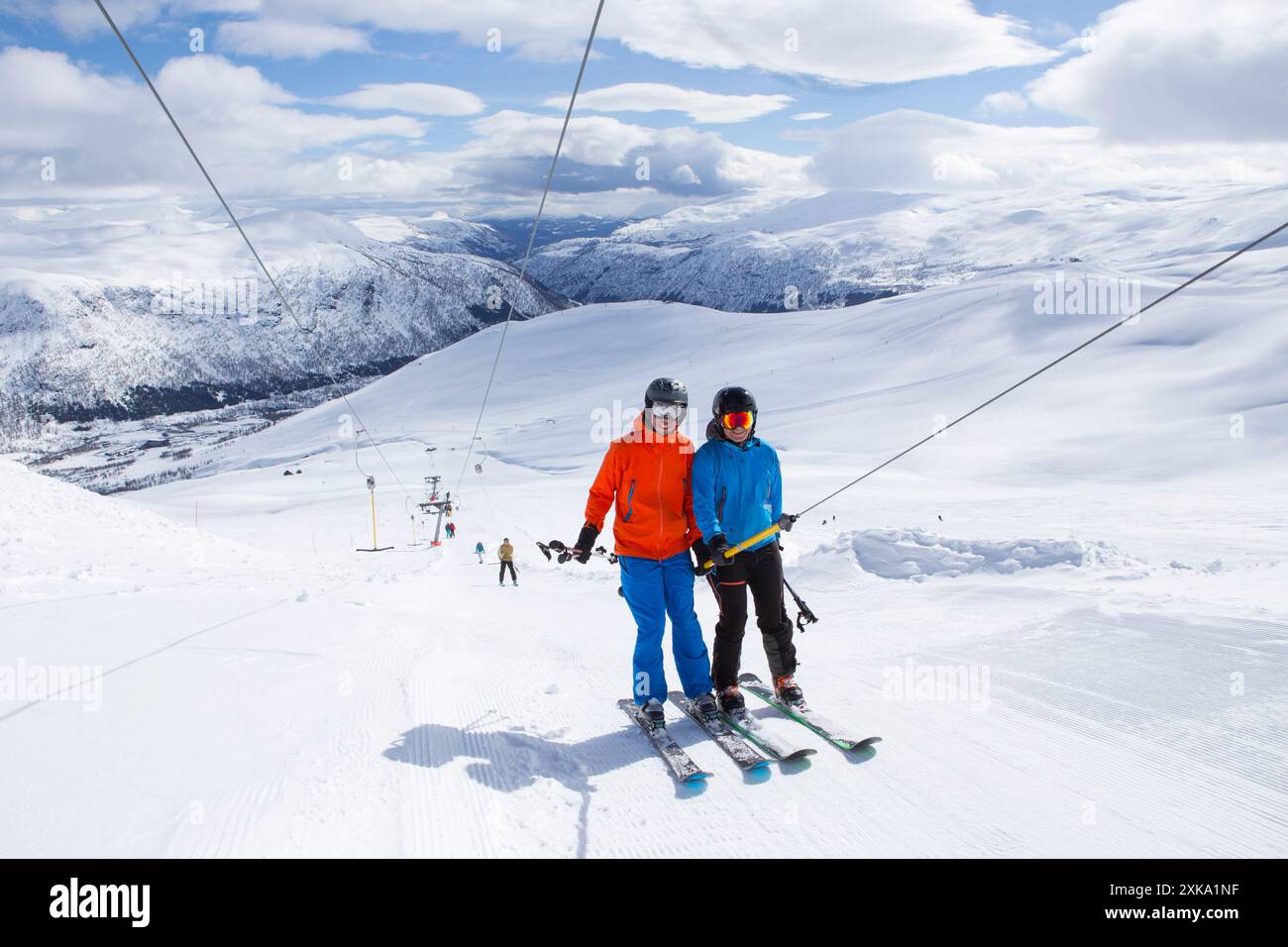 Zwei Männliche Skifahrer Im Skigebiet Myrkdalen, Fjord, Norwegen Stockfoto