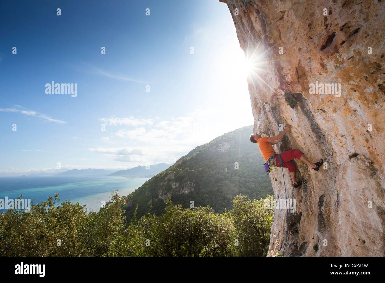 Man klettert auf die Klippe eines weiteren Tages im Paradies im Sektor Caprazoppa, Finale Ligure, Ligurien, Italien Stockfoto