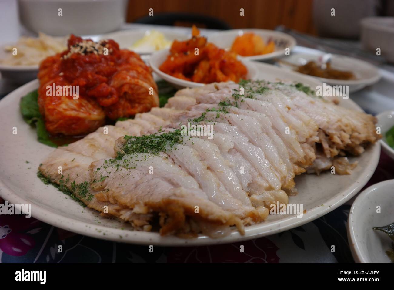 Traditionelle koreanische Küche mit dünn geschnittenem, gekochtem Schweinefleisch und frisch zubereitetem Kohl-Kimchi Stockfoto