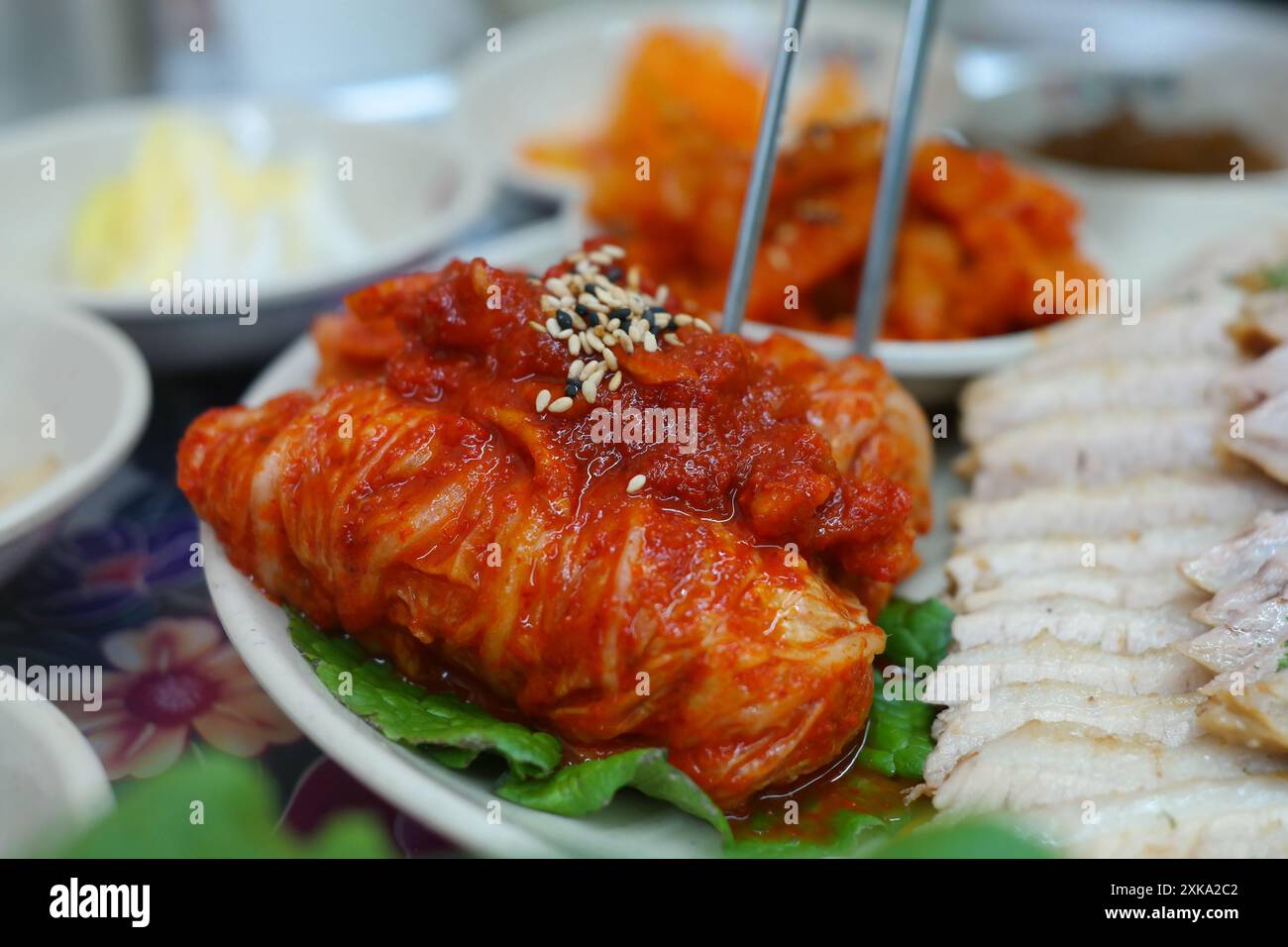 Traditionelle koreanische Küche mit dünn geschnittenem, gekochtem Schweinefleisch und frisch zubereitetem Kohl-Kimchi Stockfoto