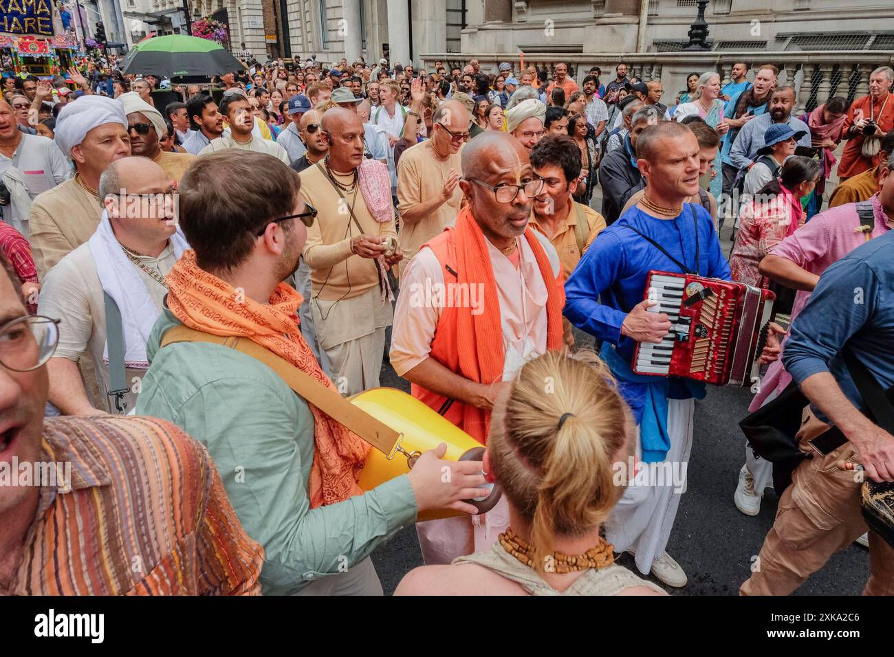 Juli 2024, London UK. Anhänger der Hare Krishna-Religion nehmen an der London Rathayatra Parade Teil, während drei große, farbenfrohe Wagen von Hand durch die Straßen Londons gezogen werden. Im Bild: Musik und Gesang entlang der Prozessionsroute. Stockfoto