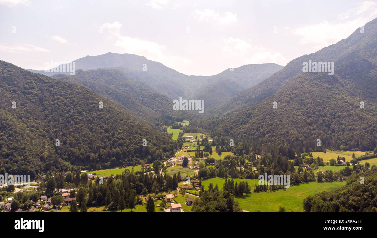 Lago di Ledro, Italien - 21. Juli 2024: Aus der Vogelperspektive auf die umliegenden Berge und die Landschaft des Ledrosees in Italien. Die üppig grüne Vegetation erstreckt sich bis zu den Gipfeln und den idyllischen Dörfern *** Luftaufnahme von umliegenden Bergen und der Landschaft vom Lago di Ledro See in Italien. Die üppige grüne Vegetation, die sich bis zu den Gipfeln erstreckt, und die idyllischen Dörfer Stockfoto