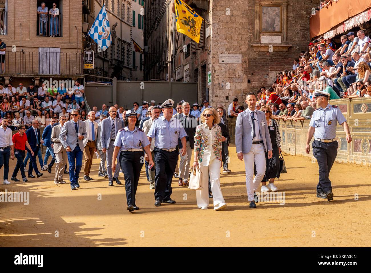 Die Bürgermeisterin von Siena Nicoletta Fabio, Stadtbeamte und Contrada Captains begeben sich auf den Weg zum Richterstand, dem Palio, Siena, Italien. Stockfoto