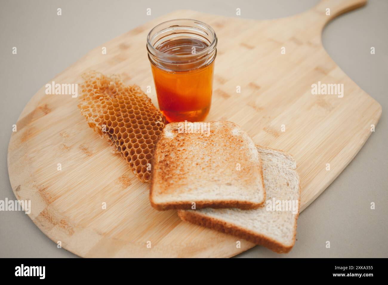 Frischer Honig mit Toast und Wabenauflage Stockfoto