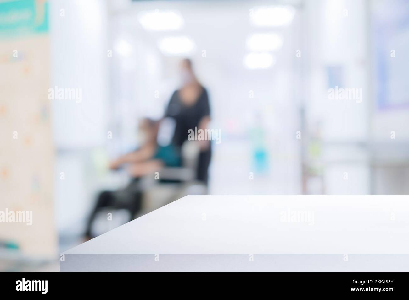 Weißer Tisch im modernen Krankenhausinnenraum mit leerem Kopierraum auf dem Tisch für Produktpräsentationen. Medizin- und Gesundheitskonzept. Stockfoto