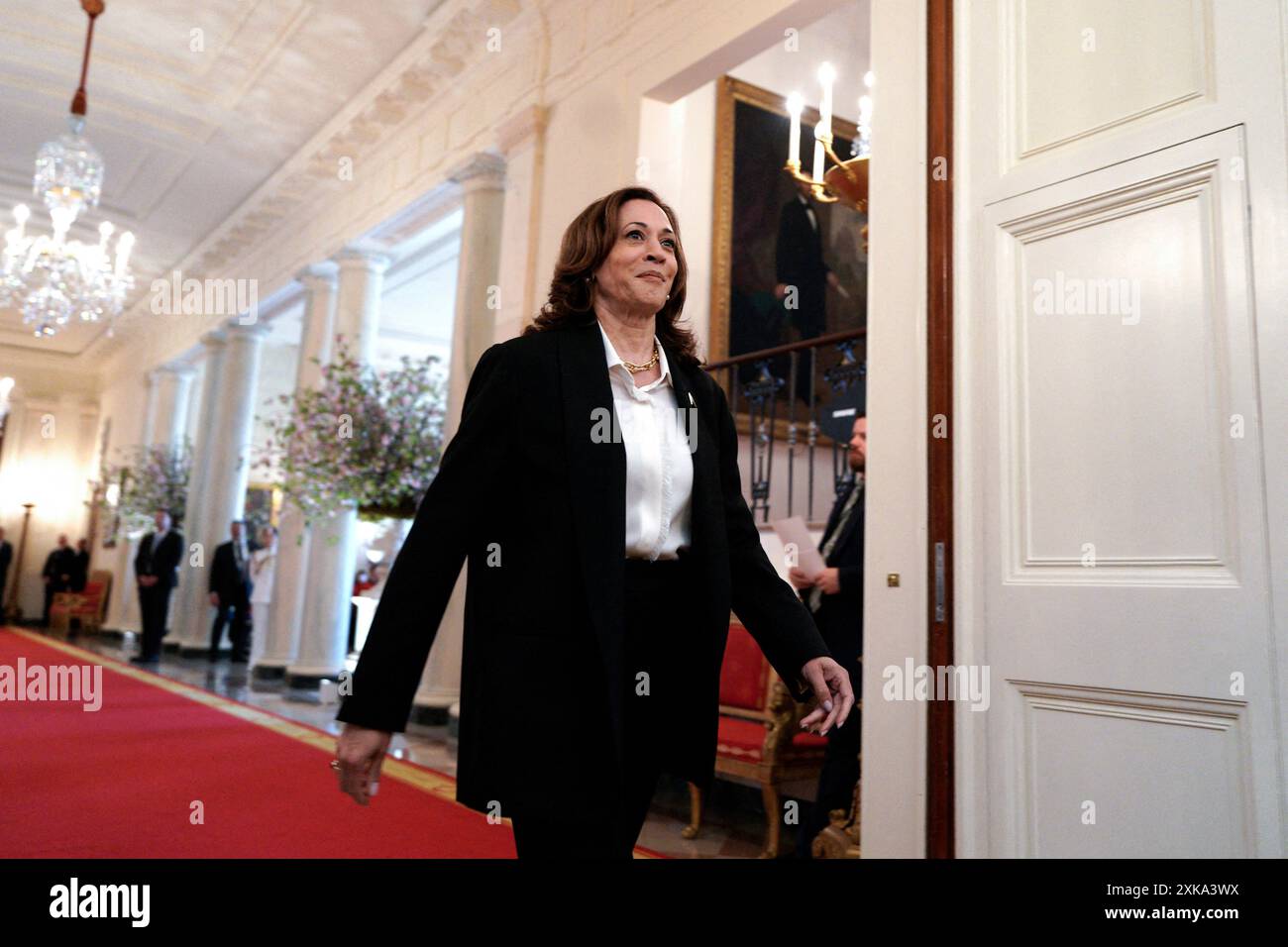 Dateifoto – Vizepräsidentin Kamala Harris kommt am 3. Mai 2024 bei der Presidential Medal of Freedom Awards von Präsident Joe Biden im East Room des Weißen Hauses in Washington an. Präsident Biden kündigte an, dass er seinen Wahlkampf aussetzen und Harris vertrauen werde. Innerhalb weniger Stunden bestätigte die Vizepräsidentin ihr eigenes Angebot für das Weiße Haus. „Ich werde alles in meiner Macht Stehende tun, um die Demokratische Partei zu vereinen und unsere Nation zu vereinen, um Donald Trump zu besiegen“, sagte Harris. „Wir haben 107 Tage bis zum Wahltag. Gemeinsam werden wir kämpfen. Und gemeinsam werden wir gewinnen.“ Foto: Yuri Gripas/ab Stockfoto