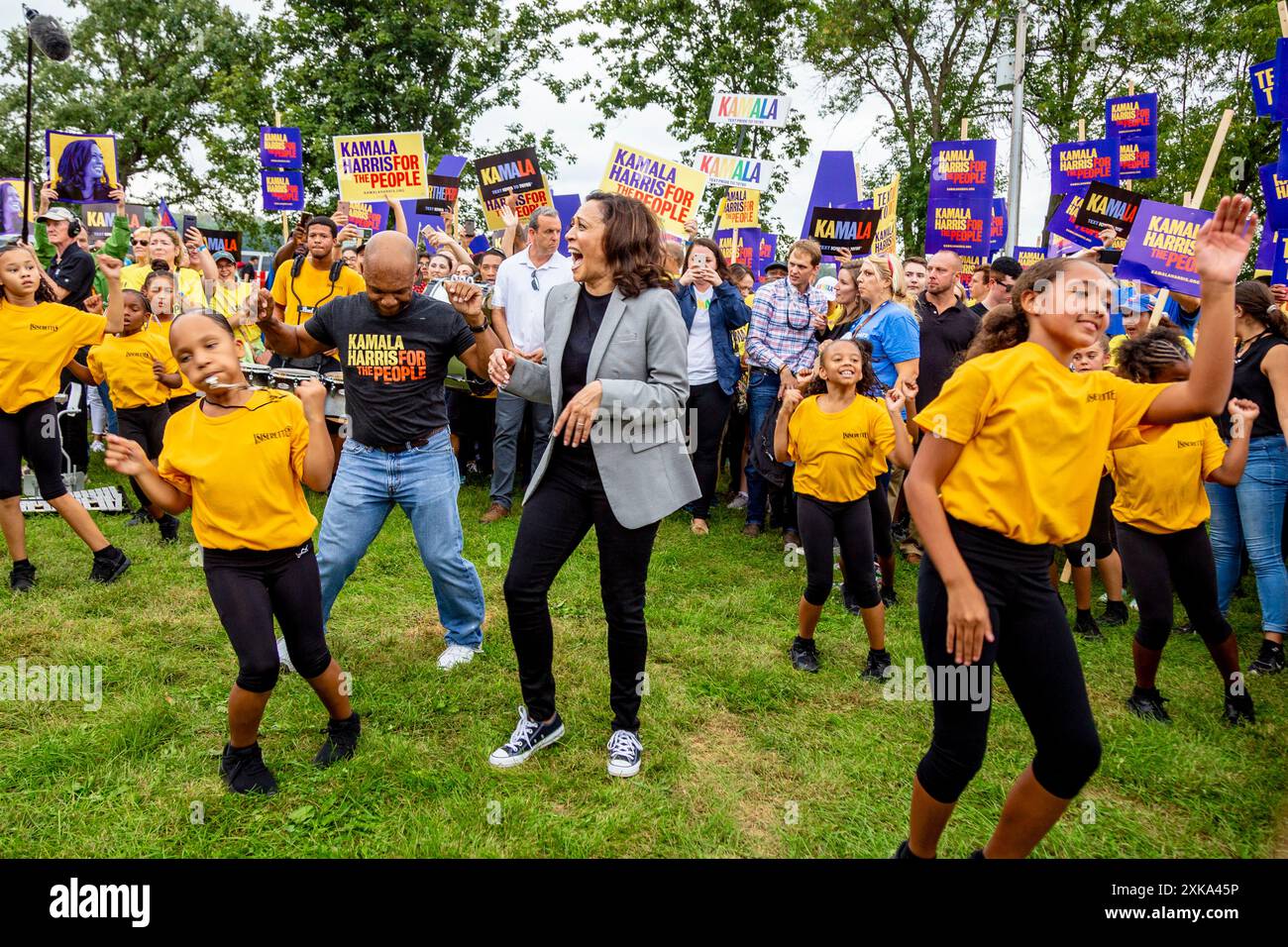 Des Moines, Usa. September 2019. Kamala Harris tanzt mit einem Mitglied der Isiserettes Drill & Drum Corp Demokratische Präsidentschaftskandidaten sprachen 2019 beim Steak Fry der Polk County Democratic Party. (Foto: Greg Hauenstein/SOPA Images/SIPA USA) Credit: SIPA USA/Alamy Live News Stockfoto