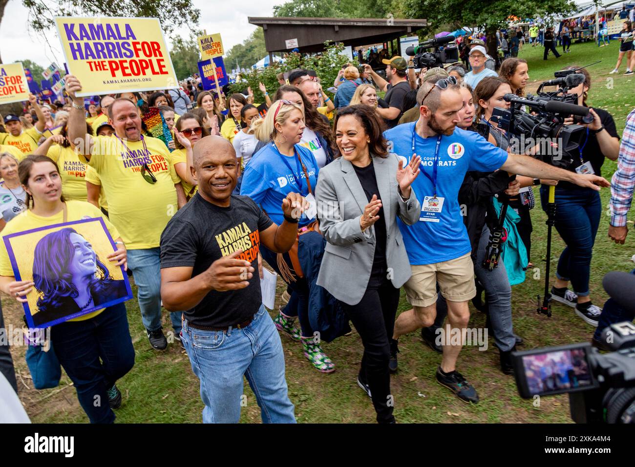 Des Moines, Ia, USA. September 2019. Kamala Harris kommt mit ihren Anhängern im Polk County Steak Fry an. Demokratische Präsidentschaftskandidaten sprachen 2019 beim Steak Fry der Polk County Democratic Party. (Credit Image: © Greg Hauenstein/SOPA Images via ZUMA Press Wire) NUR REDAKTIONELLE VERWENDUNG! Nicht für kommerzielle ZWECKE! Stockfoto