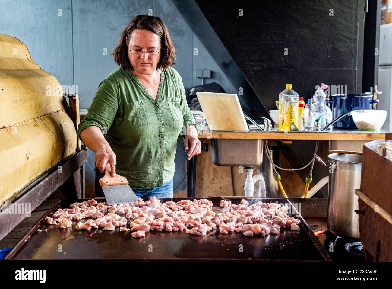 Anne Cooking for her Neighbourhood Historical Thug & Ship Owner Anne kocht ein Surina-Gericht / Wrap für ihre Nachbarschaft in einer Old Shipyard Kitchen. Rotterdam, Niederlande. MRYES Rotterdam Oude Haven / Scheepswerf Konings Zuid-Holland Nederland Copyright: XGuidoxKoppesxPhotox Stockfoto