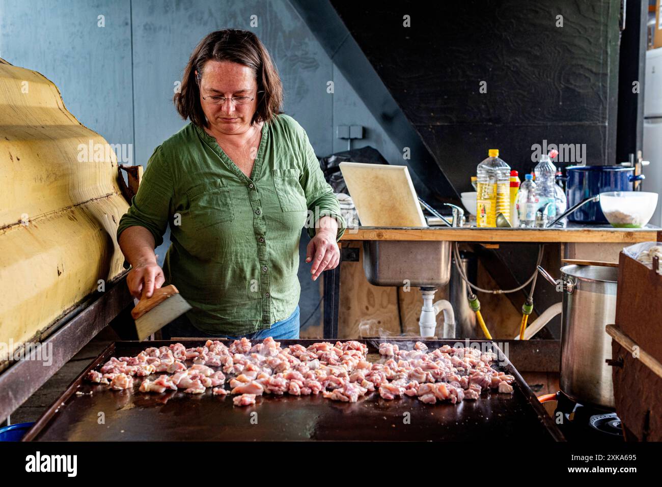 Anne Cooking for her Neighbourhood Historical Thug & Ship Owner Anne kocht ein Surina-Gericht / Wrap für ihre Nachbarschaft in einer Old Shipyard Kitchen. Rotterdam, Niederlande. MRYES Rotterdam Oude Haven / Scheepswerf Konings Zuid-Holland Nederland Copyright: XGuidoxKoppesxPhotox Stockfoto