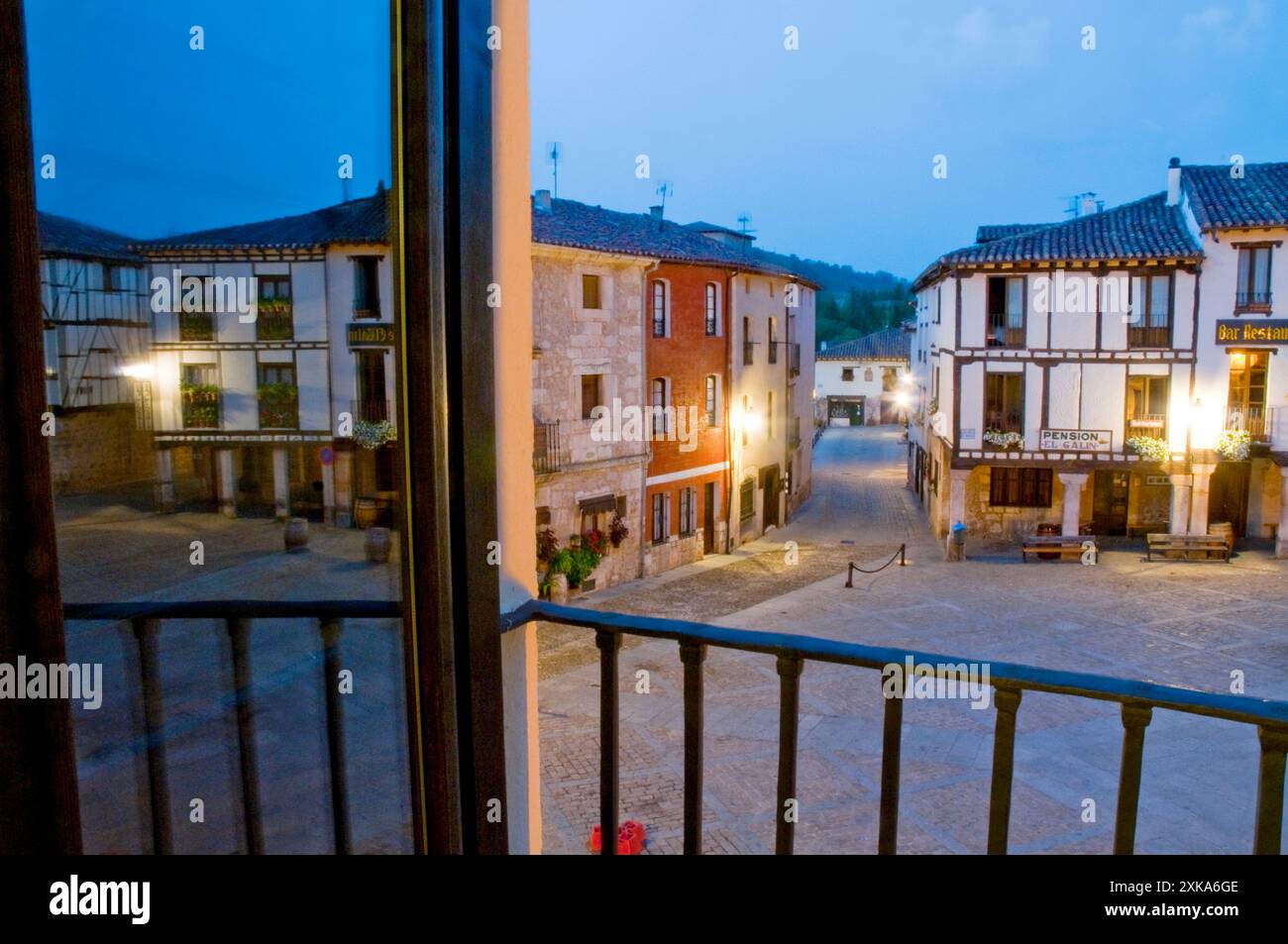 Nächtliche Ansicht aus einem offenen Fenster. Doña Urraca Square, Covarrubias, Provinz Burgos, Castilla Leon, Spanien. Stockfoto