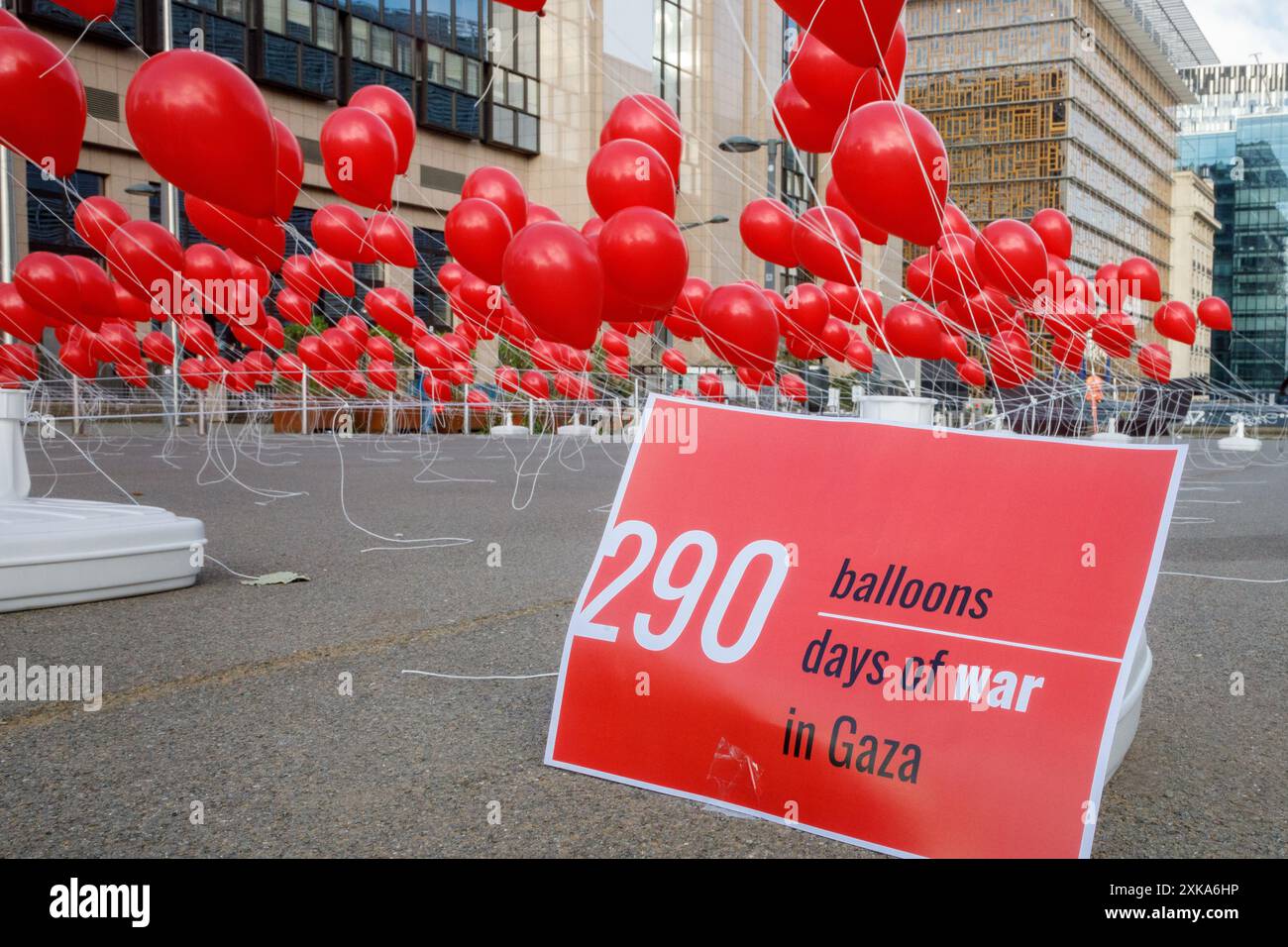 Brüssel, Belgien Juli 2024. Eine Protestaktion VON Handicap International organisiert Einen Waffenstillstand in Gaza und unterstützt palästinensische Bürger am Montag, den 22. Juli 2024 in Brüssel. Die Aktivisten haben 290 Ballons vor dem Gebäude des Europäischen Rates veröffentlicht, wo in diesem Moment auch ein europäischer Gipfel stattfindet. Jeder Ballon symbolisiert einen Tag des Krieges und enthält eine Aussage oder den Namen eines Opfers. BELGA FOTO HATIM KAGHAT Credit: Belga News Agency/Alamy Live News Stockfoto