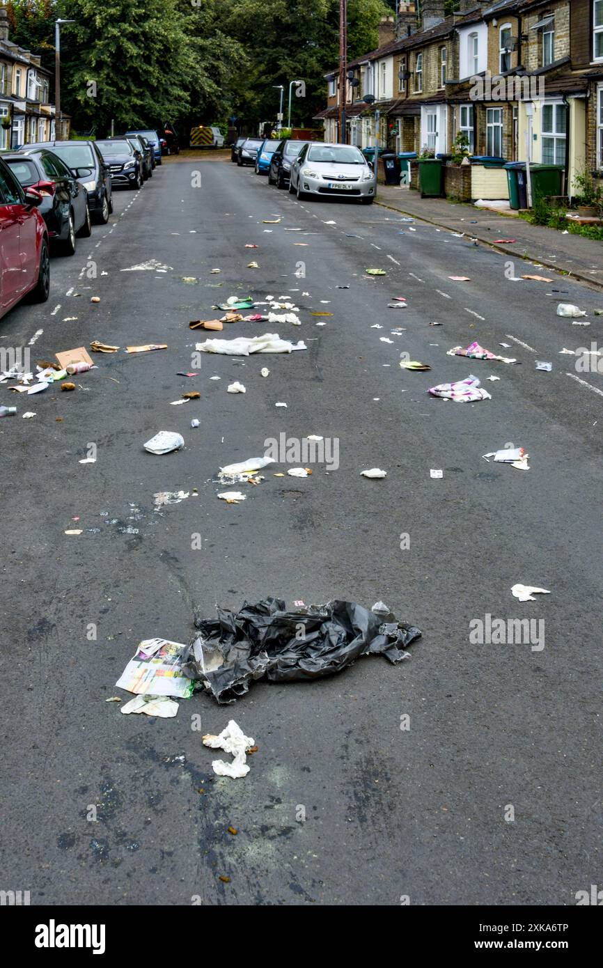 Geöffneter Plastikmüllsack auf der anderen Straßenseite, Watford, England, Großbritannien Stockfoto
