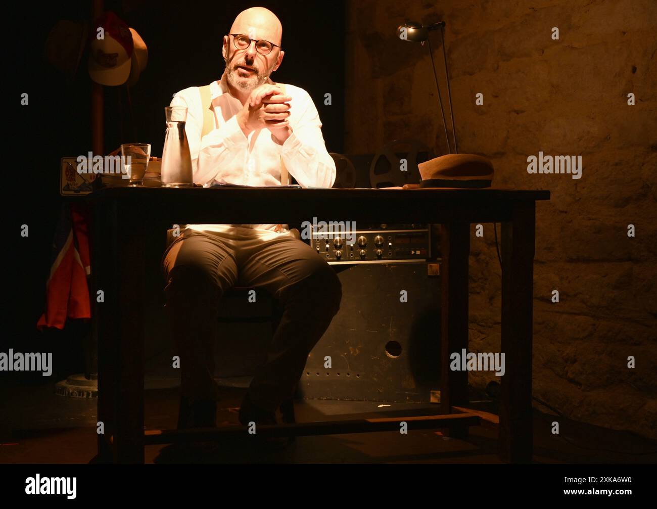 Festival d'Avignon OFF 2024 'ILS ne méritent pas tes larmes...', ein Theaterstück von Thomas Snégaroff im Théâtre Le Petit Louvre, am 21. Juli 2024. Regie: Michel Belletante mit Live-Musik von Xavier Bussy. Quelle: Jacky Godard/Photo12 Stockfoto