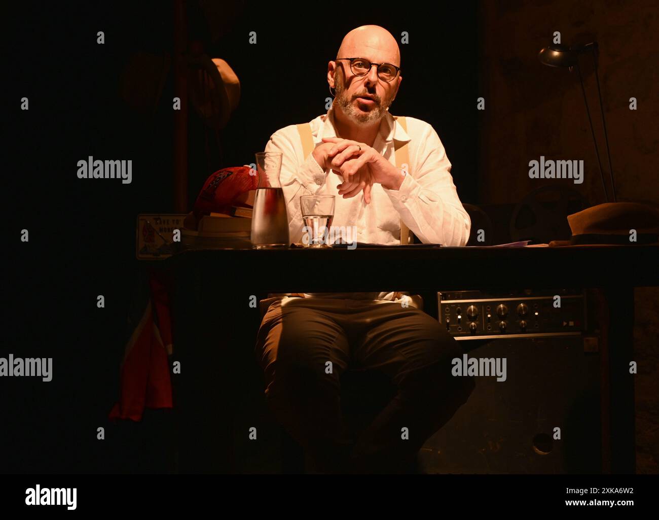 Festival d'Avignon OFF 2024 'ILS ne méritent pas tes larmes...', ein Theaterstück von Thomas Snégaroff im Théâtre Le Petit Louvre, am 21. Juli 2024. Regie: Michel Belletante mit Live-Musik von Xavier Bussy. Quelle: Jacky Godard/Photo12 Stockfoto