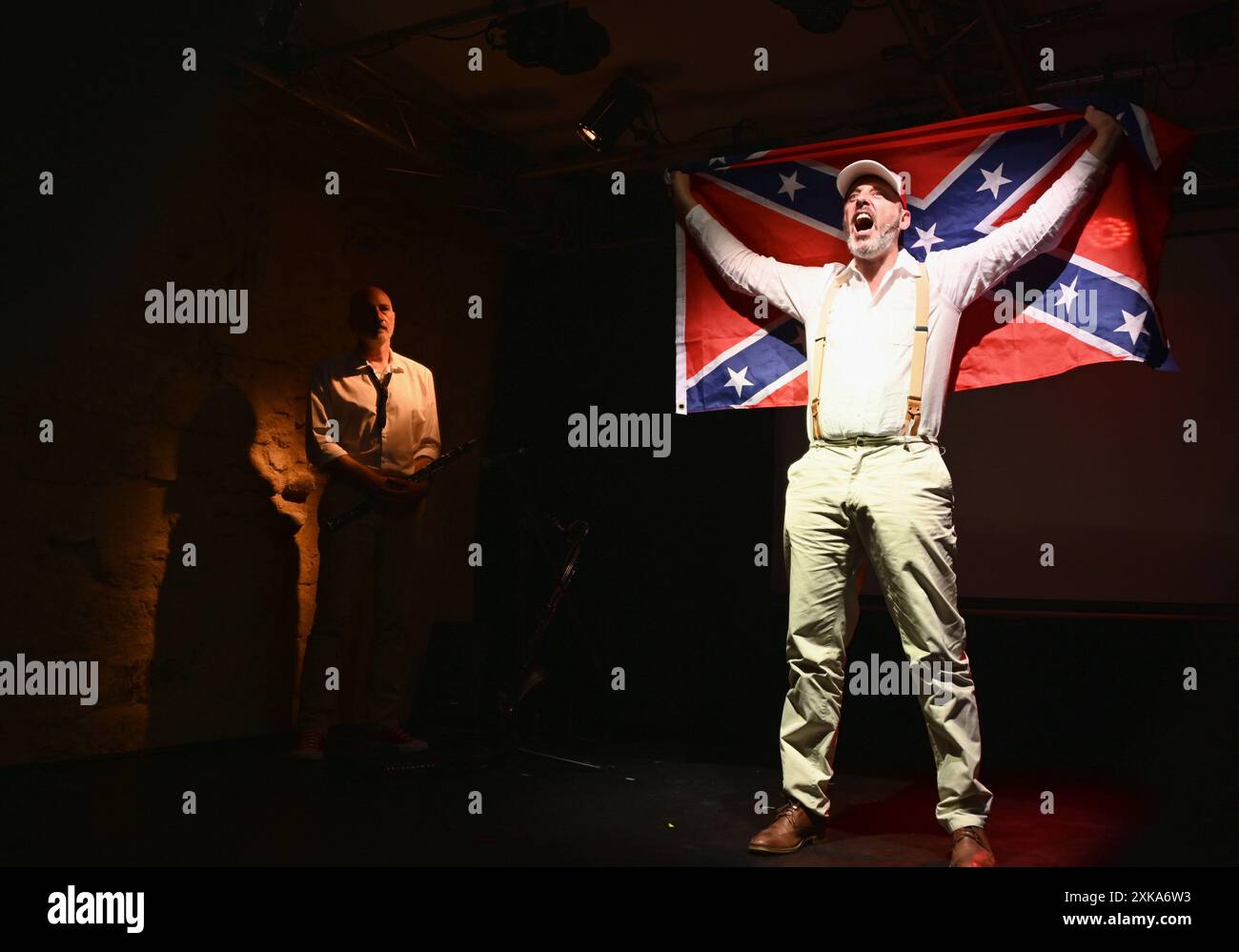 Festival d'Avignon OFF 2024 'ILS ne méritent pas tes larmes...', ein Theaterstück von Thomas Snégaroff im Théâtre Le Petit Louvre, am 21. Juli 2024. Regie: Michel Belletante und Live-Musik von Xavier Bussy (links). Quelle: Jacky Godard/Photo12 Stockfoto