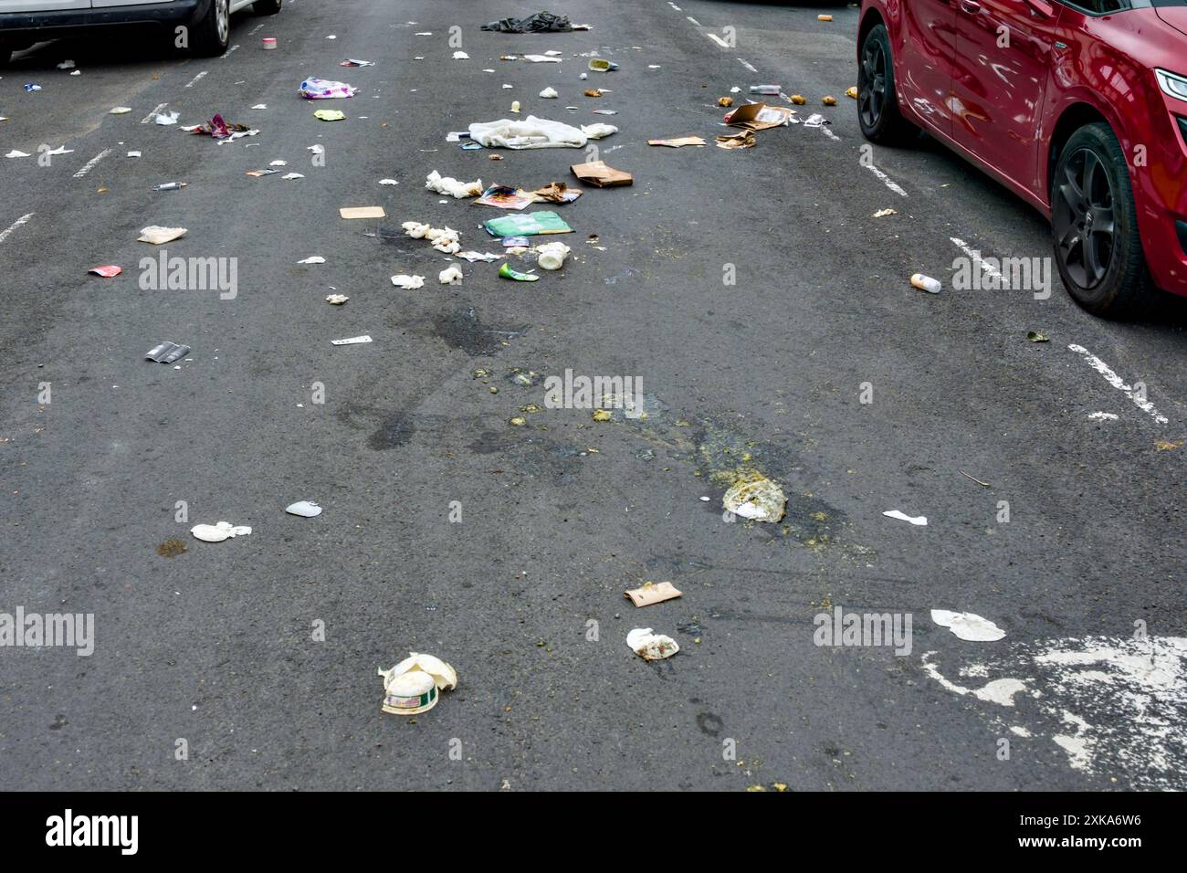 Geöffneter Plastikmüllsack auf der anderen Straßenseite, Watford, England, Großbritannien Stockfoto