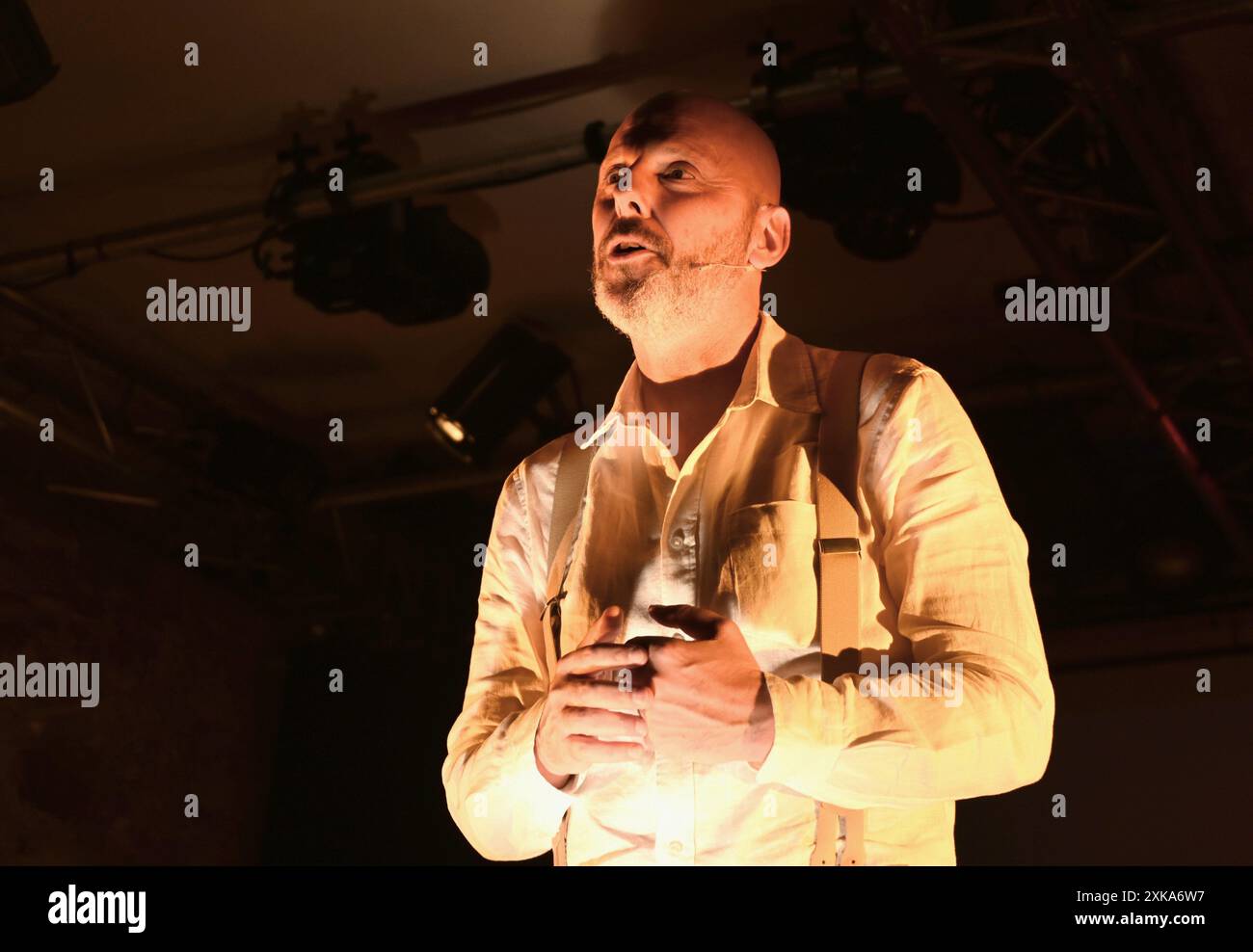 Festival d'Avignon OFF 2024 'ILS ne méritent pas tes larmes...', ein Theaterstück von Thomas Snégaroff im Théâtre Le Petit Louvre, am 21. Juli 2024. Regie: Michel Belletante mit Live-Musik von Xavier Bussy. Quelle: Jacky Godard/Photo12 Stockfoto