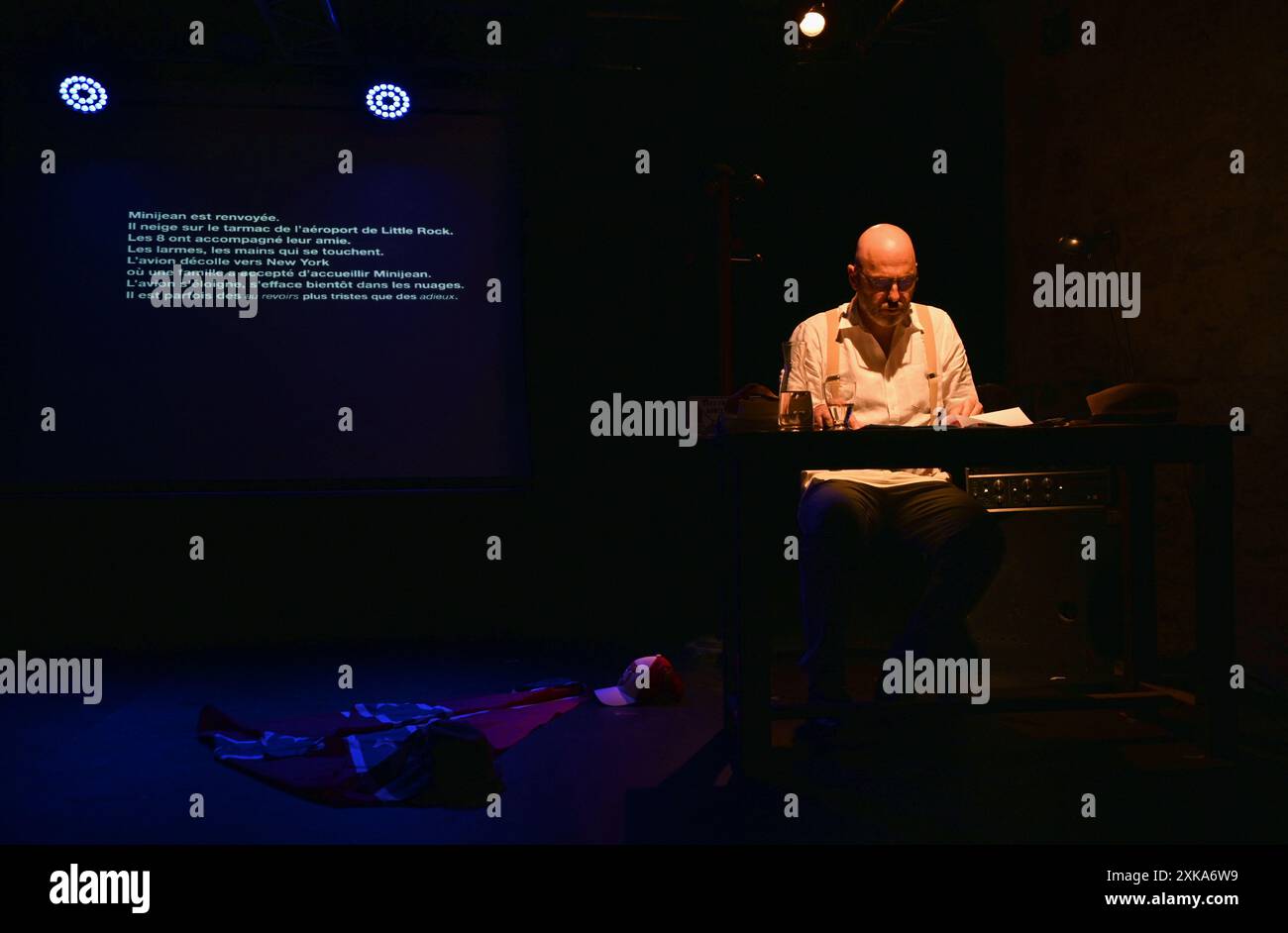 Festival d'Avignon OFF 2024 'ILS ne méritent pas tes larmes...', ein Theaterstück von Thomas Snégaroff im Théâtre Le Petit Louvre, am 21. Juli 2024. Regie: Michel Belletante mit Live-Musik von Xavier Bussy. Quelle: Jacky Godard/Photo12 Stockfoto