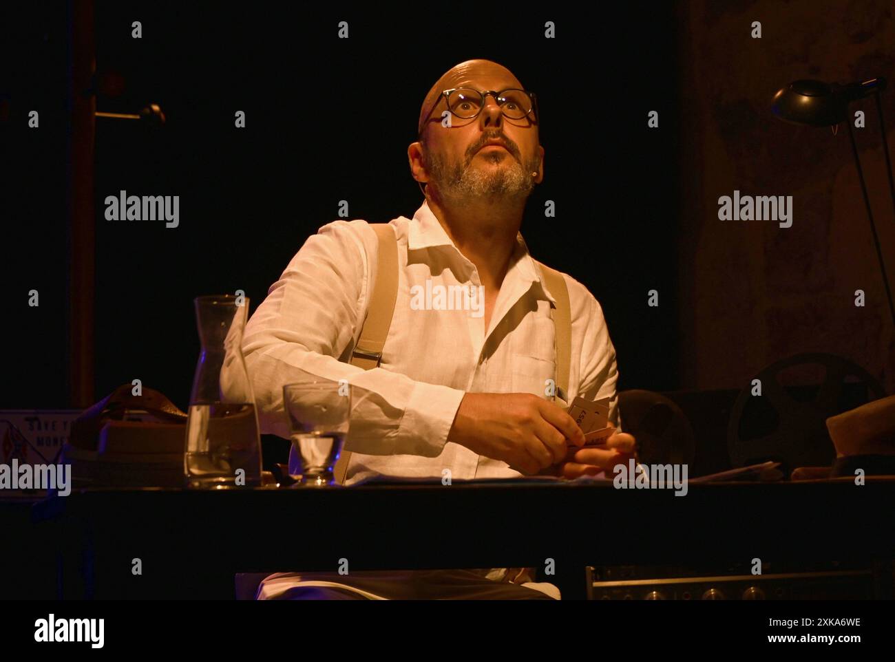 Festival d'Avignon OFF 2024 'ILS ne méritent pas tes larmes...', ein Theaterstück von Thomas Snégaroff im Théâtre Le Petit Louvre, am 21. Juli 2024. Regie: Michel Belletante mit Live-Musik von Xavier Bussy. Quelle: Jacky Godard/Photo12 Stockfoto