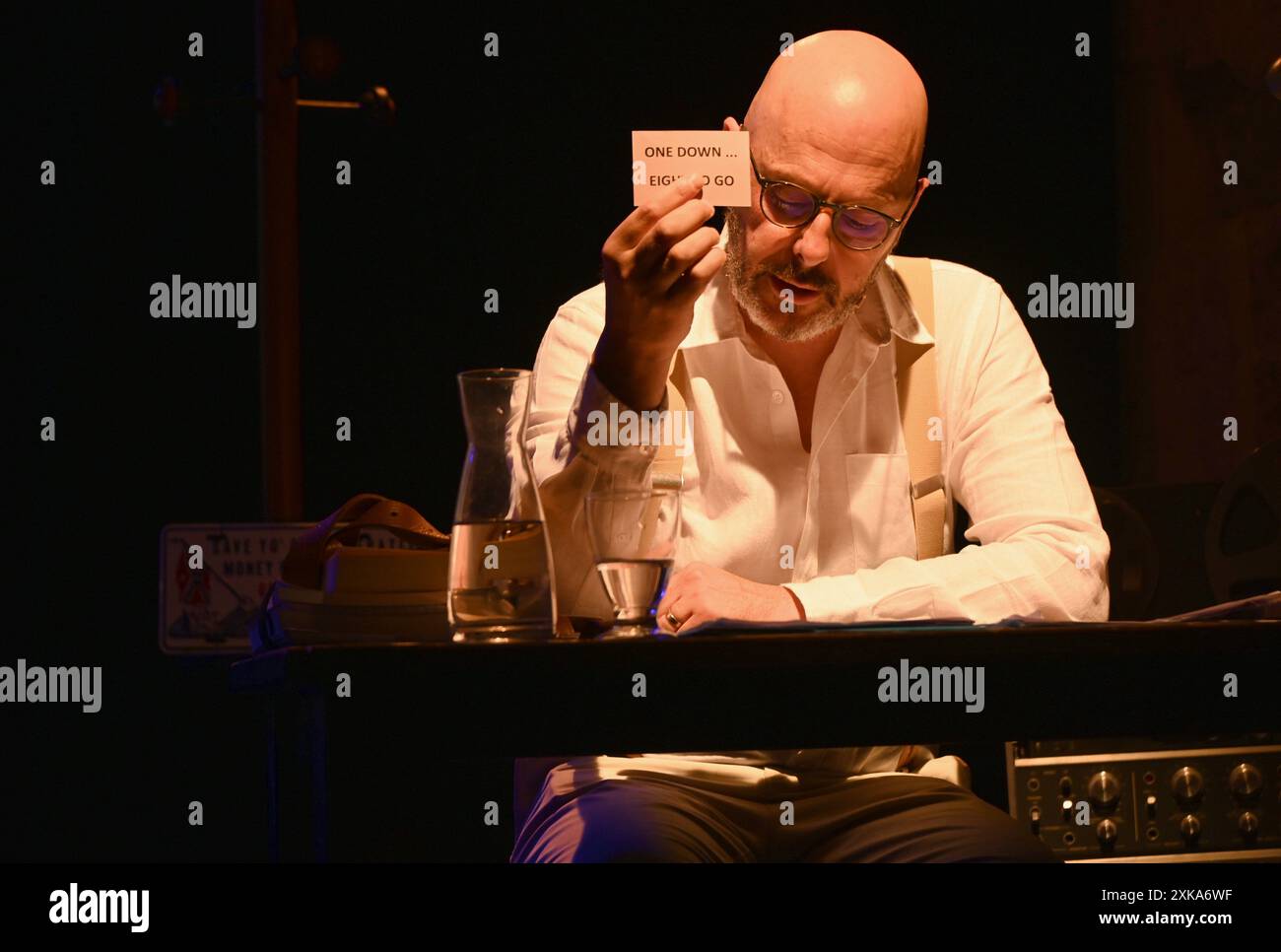 Festival d'Avignon OFF 2024 'ILS ne méritent pas tes larmes...', ein Theaterstück von Thomas Snégaroff im Théâtre Le Petit Louvre, am 21. Juli 2024. Regie: Michel Belletante mit Live-Musik von Xavier Bussy. Quelle: Jacky Godard/Photo12 Stockfoto