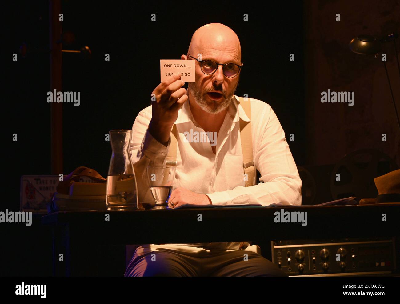 Festival d'Avignon OFF 2024 'ILS ne méritent pas tes larmes...', ein Theaterstück von Thomas Snégaroff im Théâtre Le Petit Louvre, am 21. Juli 2024. Regie: Michel Belletante mit Live-Musik von Xavier Bussy. Quelle: Jacky Godard/Photo12 Stockfoto