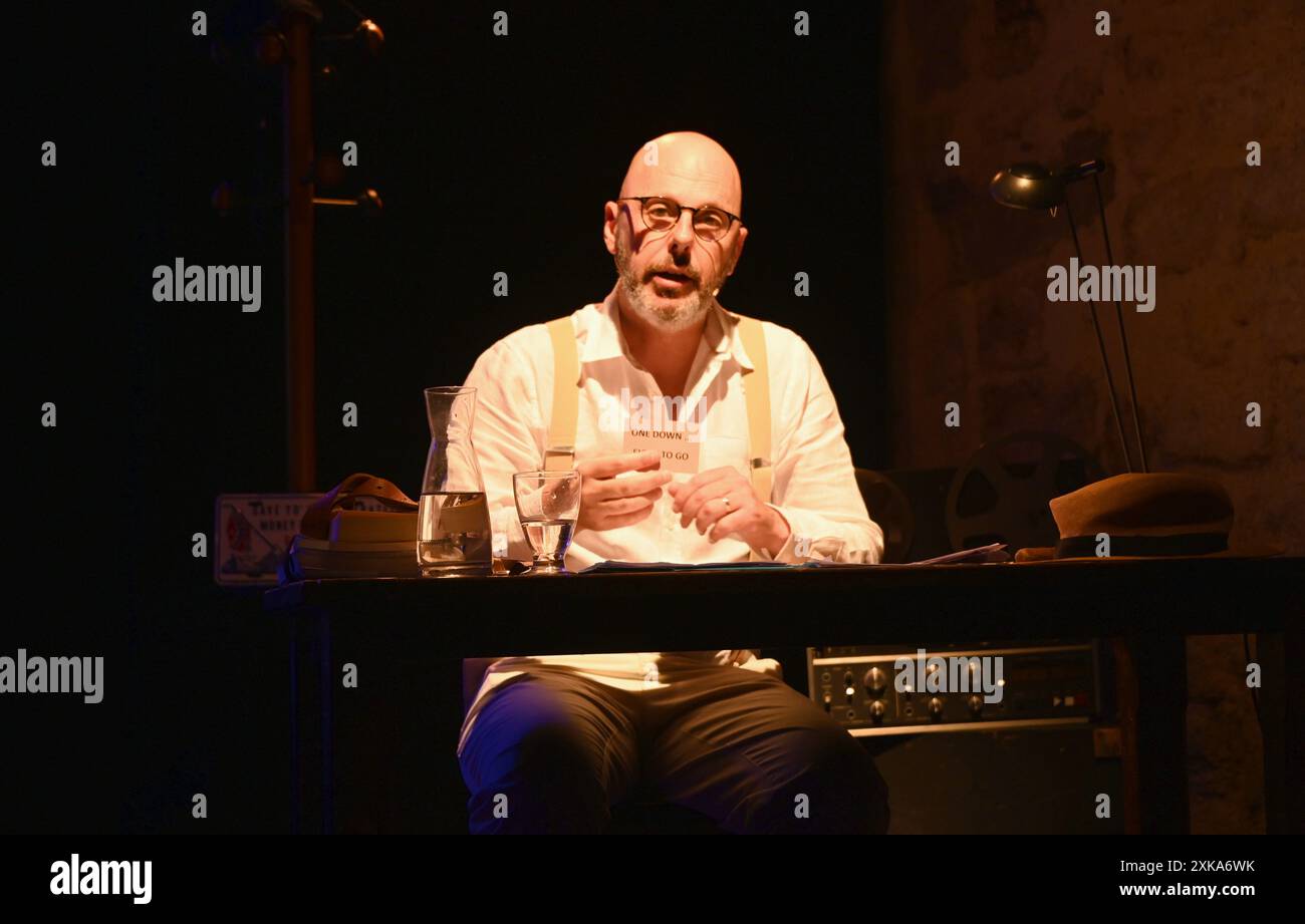 Festival d'Avignon OFF 2024 'ILS ne méritent pas tes larmes...', ein Theaterstück von Thomas Snégaroff im Théâtre Le Petit Louvre, am 21. Juli 2024. Regie: Michel Belletante mit Live-Musik von Xavier Bussy. Quelle: Jacky Godard/Photo12 Stockfoto