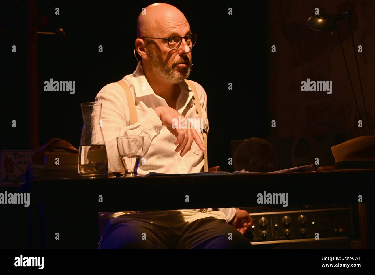 Festival d'Avignon OFF 2024 'ILS ne méritent pas tes larmes...', ein Theaterstück von Thomas Snégaroff im Théâtre Le Petit Louvre, am 21. Juli 2024. Regie: Michel Belletante mit Live-Musik von Xavier Bussy. Quelle: Jacky Godard/Photo12 Stockfoto