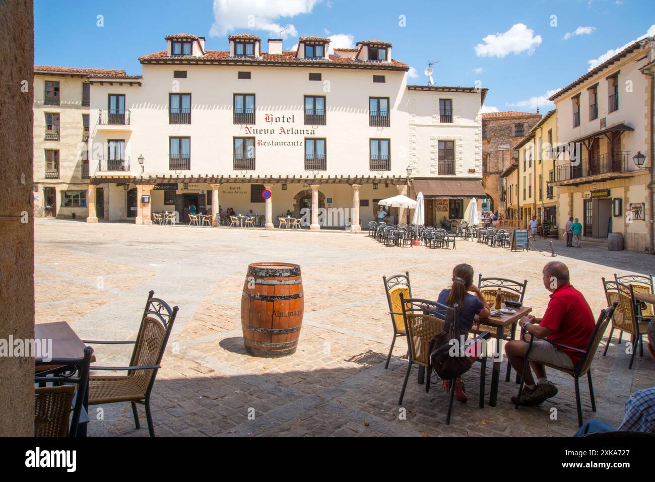 Terrasse im Doña Urraca Square. Covarrubias, Burgos Provinz Kastilien-Leon, Spanien. Stockfoto