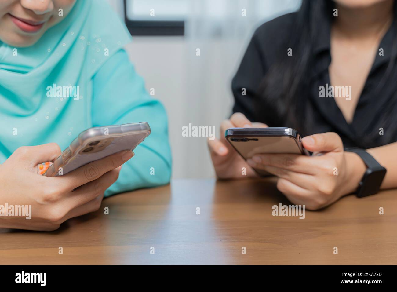 Aktiv beim Online-Austausch von Informationen in sozialen Medien. Porträt von zwei netten attraktiven charmanten, fröhlichen und fröhlichen Mädchen, die uns Freizeit verbrachten Stockfoto