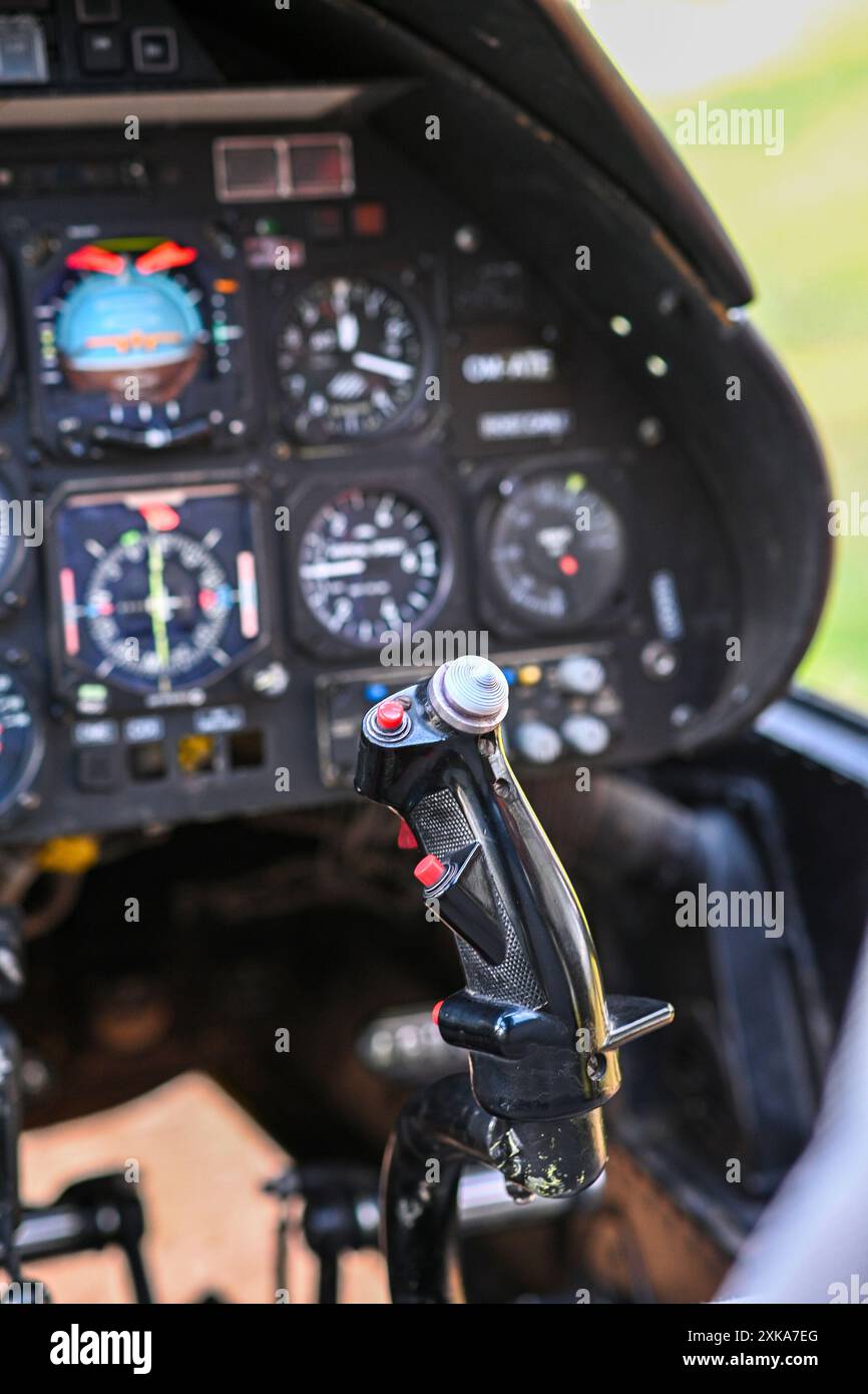 Bedienfeld im Cockpit des Flugzeugs mit Flug- und Navigationsinstrumenten. Stockfoto